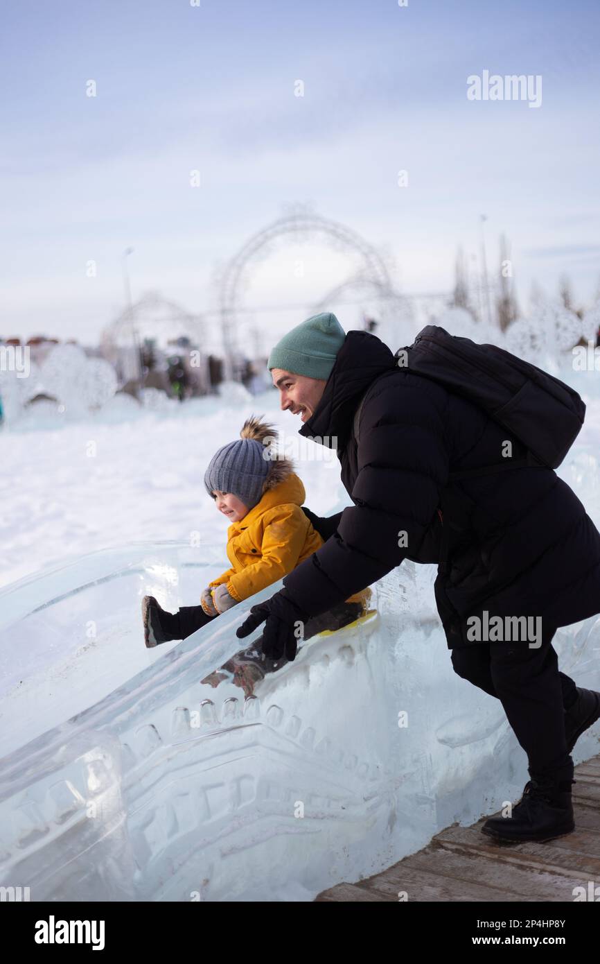 Père et fils en hiver sur la glace Banque D'Images
