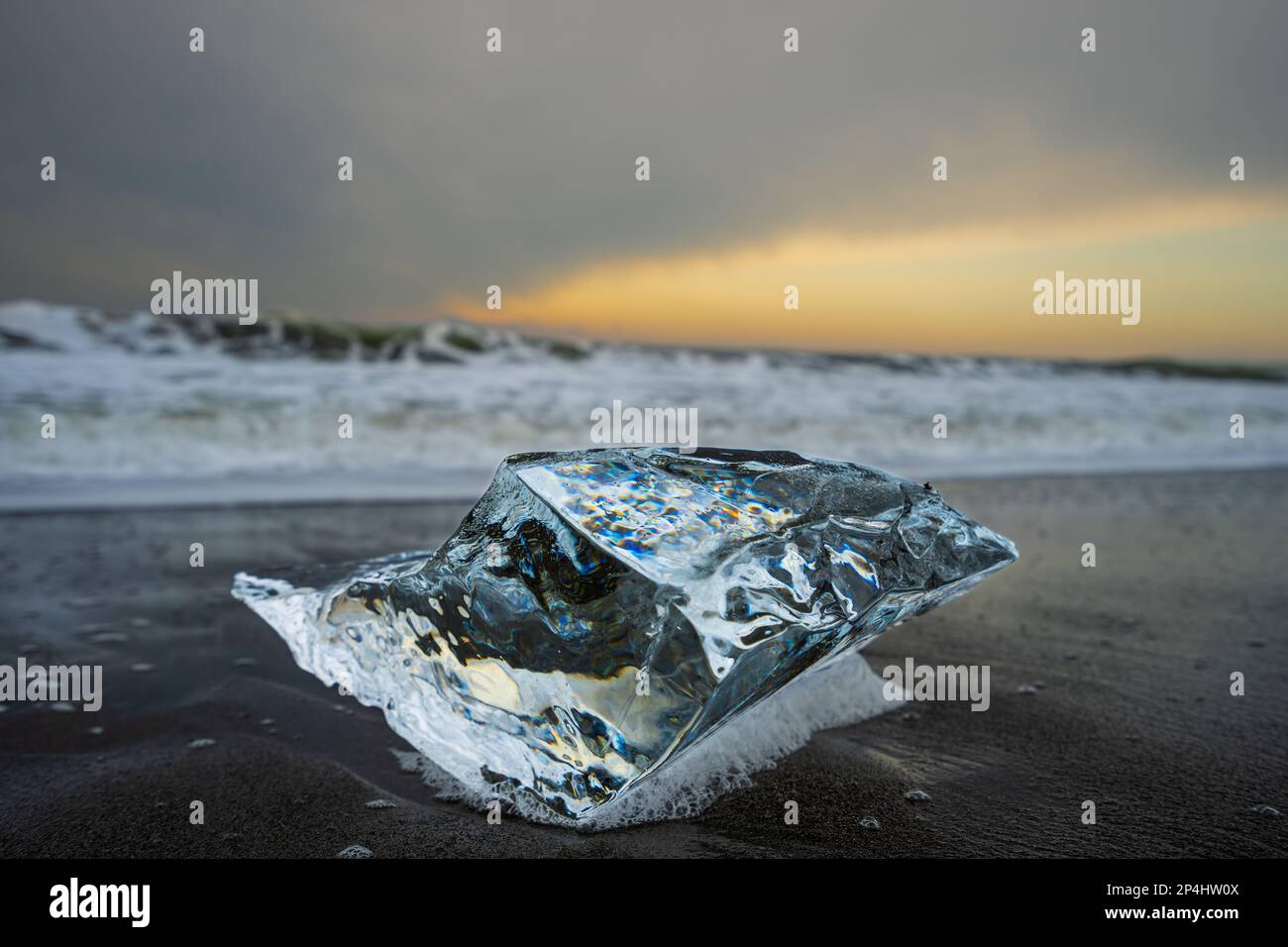 Bijoux glace. La glace cristalline est une couleur de bijou dans la lumière du soleil. Côte d'Otsu, Toyokoro-cho, Hokkaido, Japon. 2023 Banque D'Images