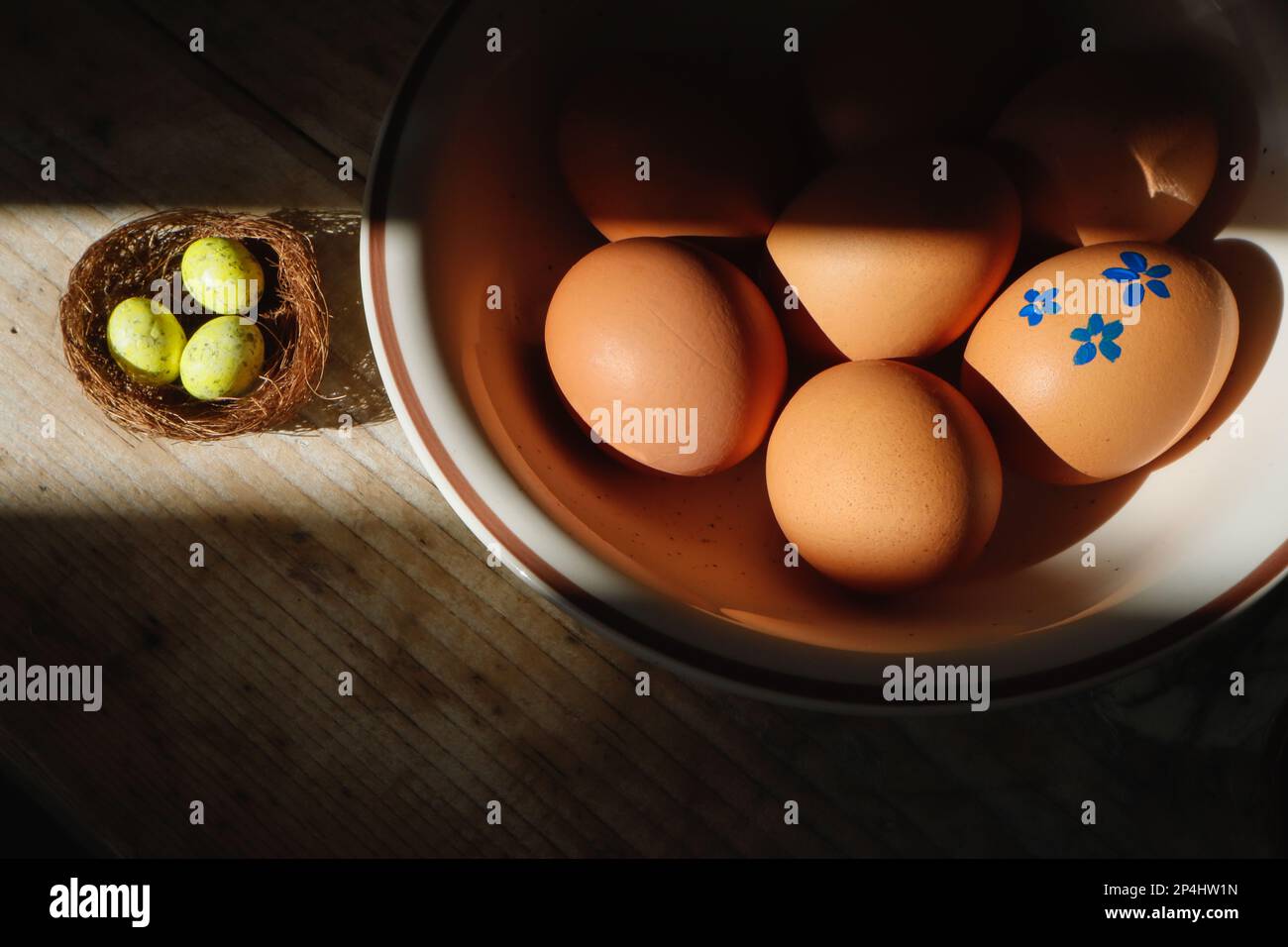 Oeufs de poule dans une assiette, oeuf peint, pâques Banque D'Images