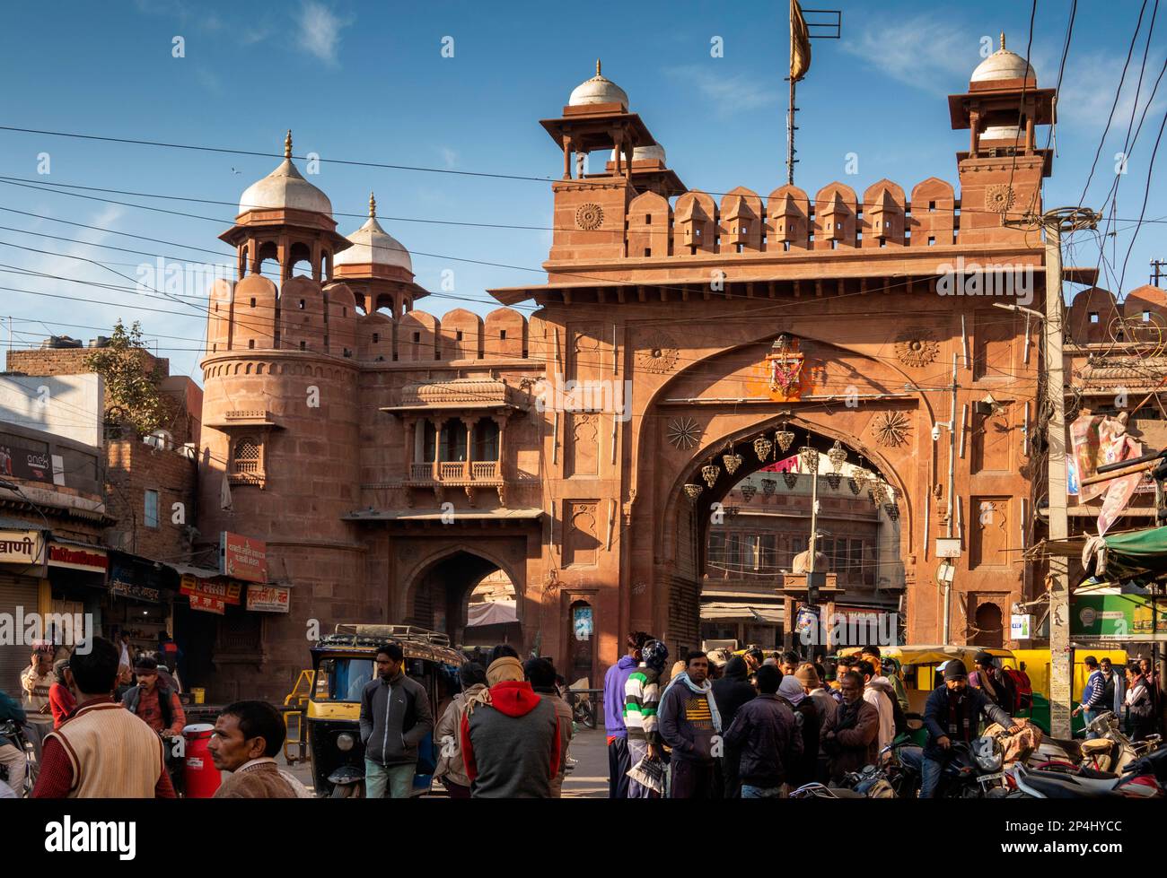 Inde, Rajasthan, Bikaner, trafic à la porte Kota (Kothe) dans les murs de la vieille ville Banque D'Images