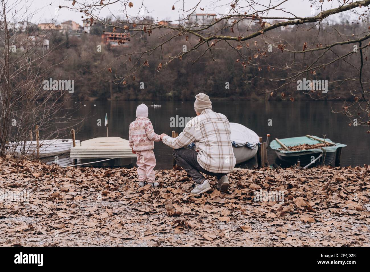 Un homme et une petite fille regardent les bateaux dans l'eau, vue arrière Banque D'Images