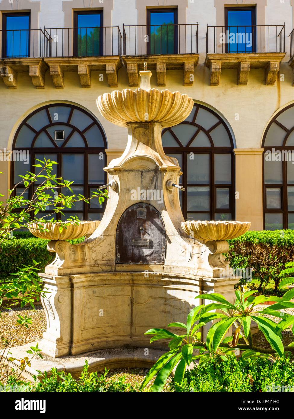 Fontaine dans la cour - Galerie d'art pour la région sicilienne dans le Palazzo Abatellis - Palerme, Sicile, Italie Banque D'Images