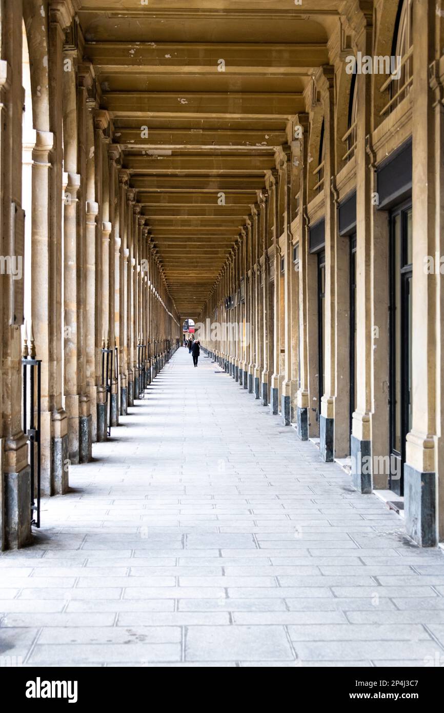 Portrait d'une personne seule dans l'Arcade du Palais Royale, 1st arrondissement de Paris. Banque D'Images