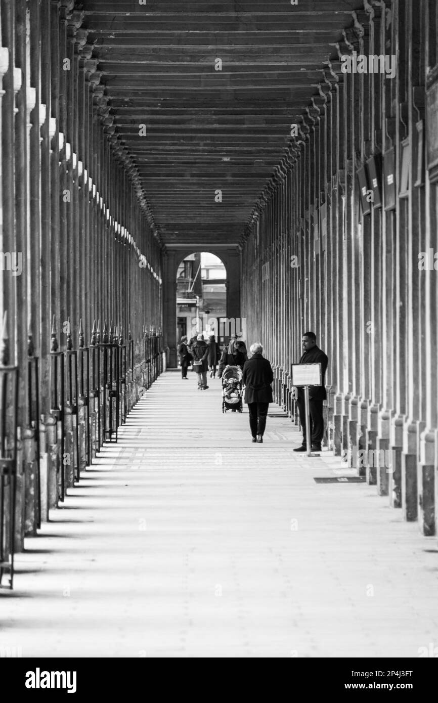 Noir et blanc symétrique photo de l'Arcade au Palais Royale dans le 1st arrondissement de Paris. Banque D'Images