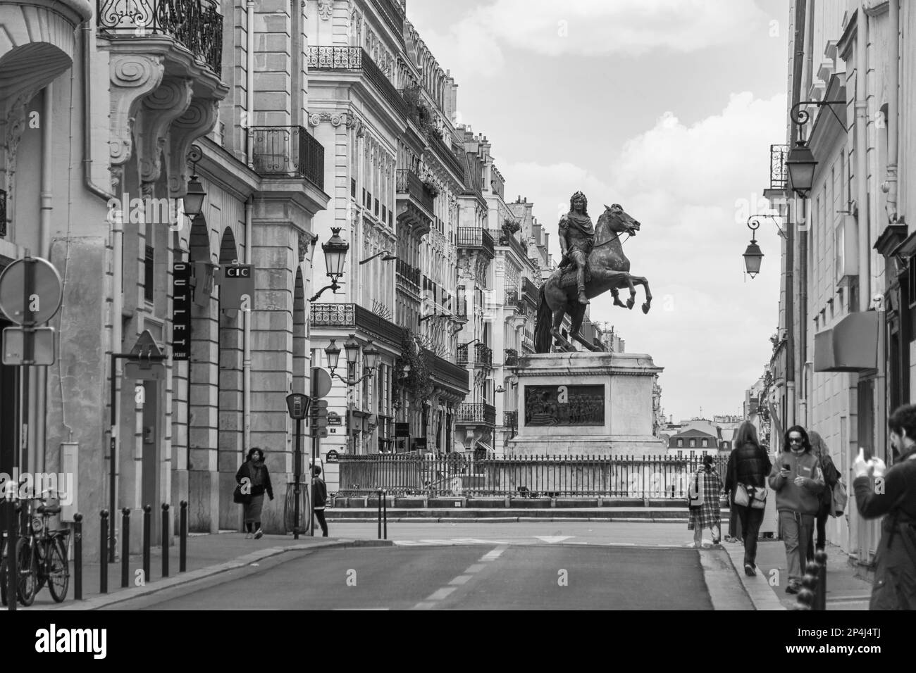 Noir et blanc photo de la place des victoires avec une statue équestre de Louis XIV au milieu. Banque D'Images