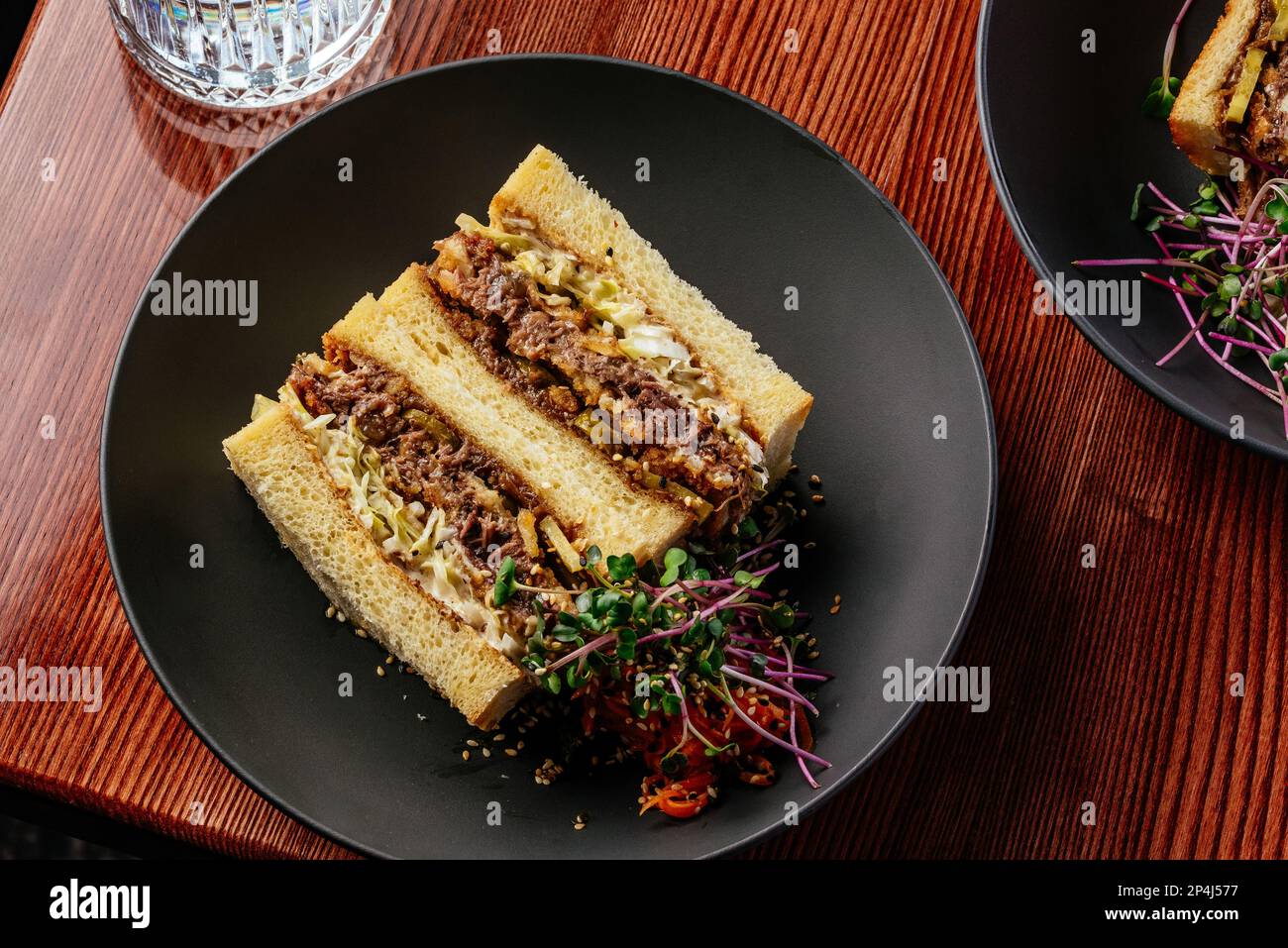 sandwich au bœuf dans une assiette sur fond de bois Banque D'Images