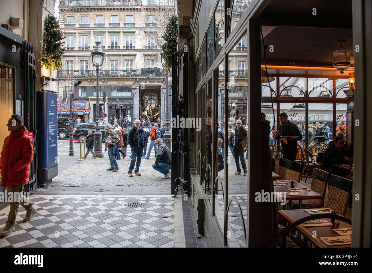 En sortant du passage Jouffroy dans le 2nd arrondissement, prenez le boulevard Montmartre et le passage Panoramas à Paris. Banque D'Images