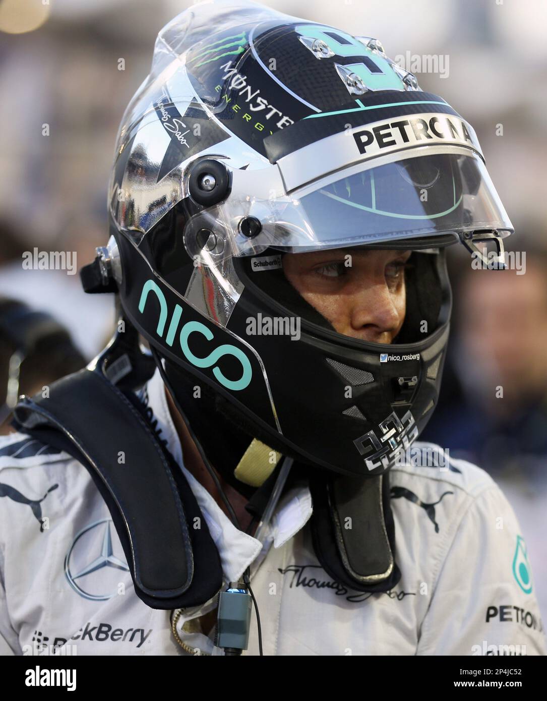 Mercedes AMG Petronas driver Nico Rosberg of Germany prepares himself in the pit prior to the start of the Formula One Grand Prix at the Formula One Bahrain International Circuit in Sakhir, Bahrain, Sunday, April 6, 2014. (AP Photo/Patrick Baz, Pool) Banque D'Images
