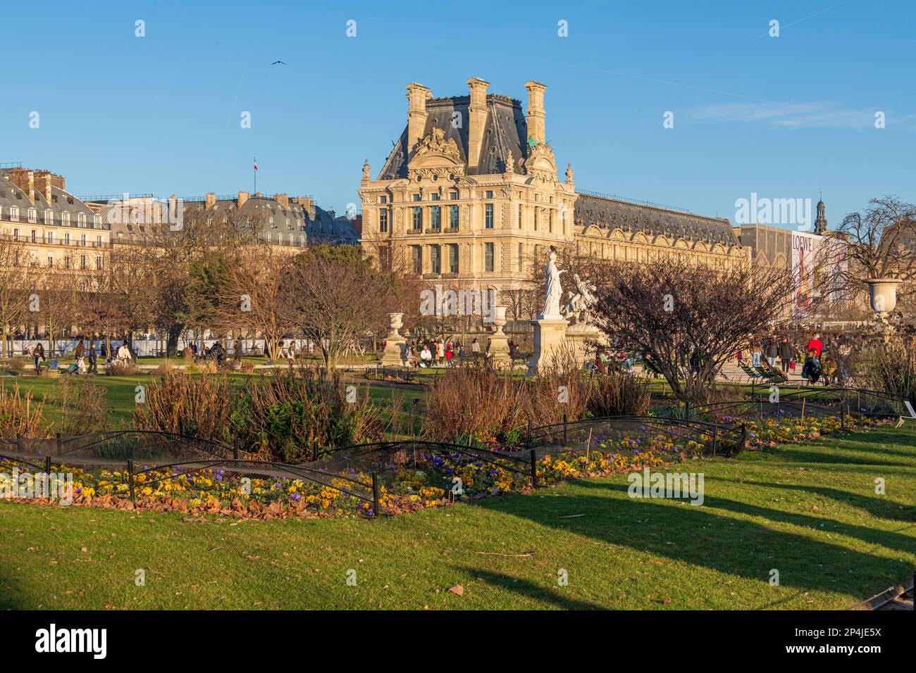 Vue sur le Musée du Louvre depuis le jardin des Tuileries de Paris. Banque D'Images