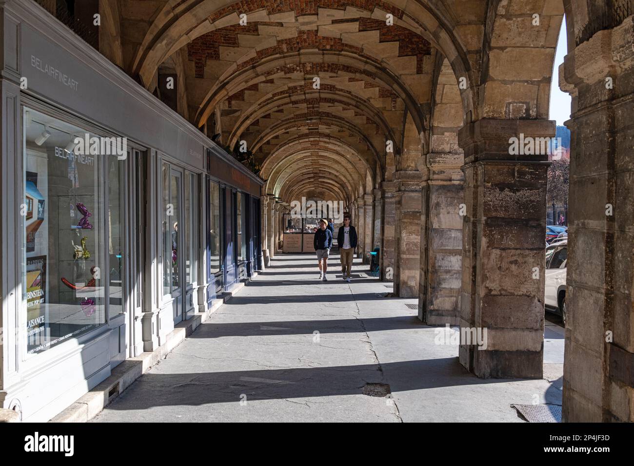 Un tunnel d'arches autour du côté nord de la place des Vosges, Marais, Paris. Banque D'Images