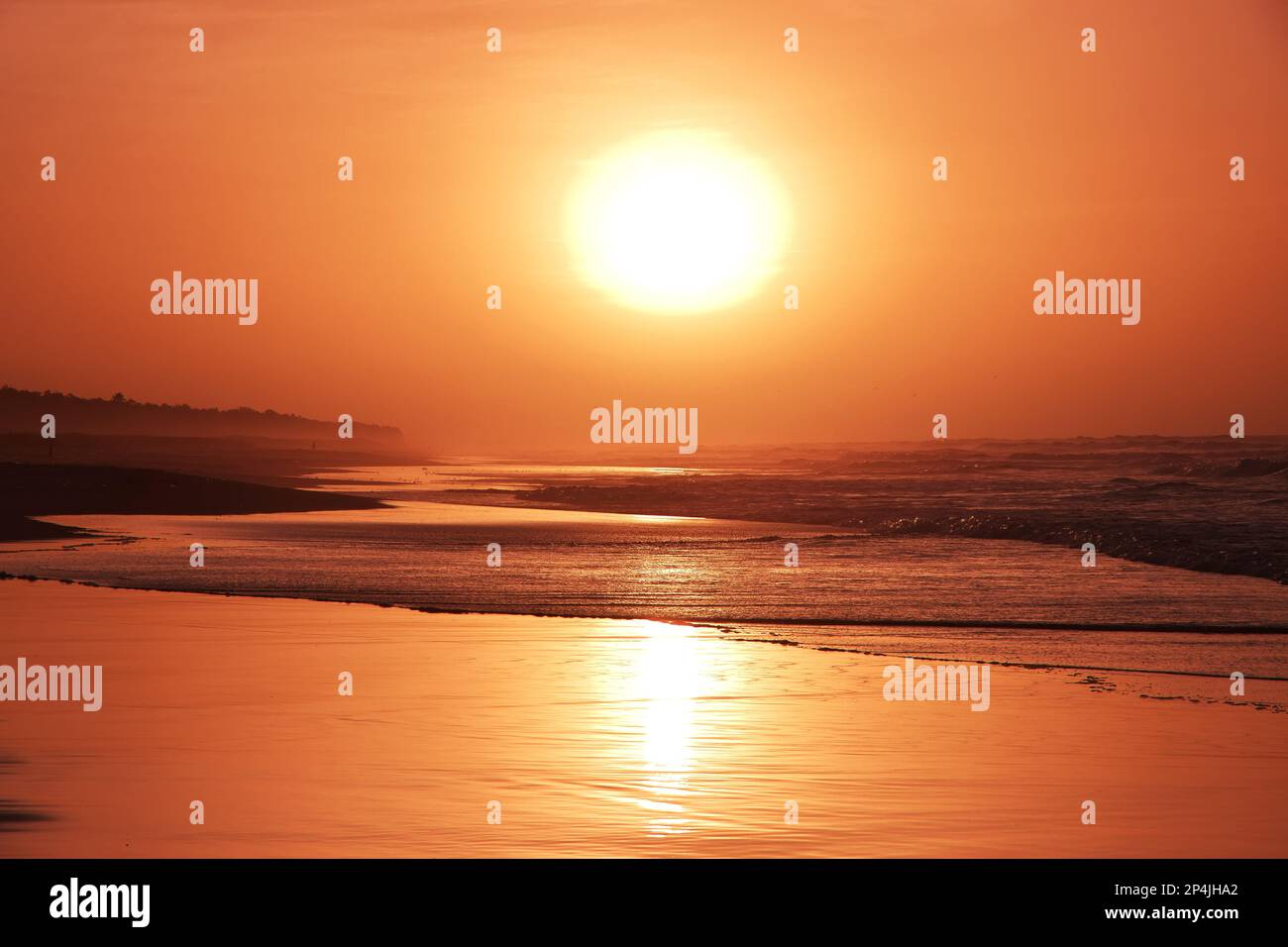 Coucher de soleil sur l'océan Atlantique, près du lac Rose, Sénégal, Afrique de l'Ouest Banque D'Images
