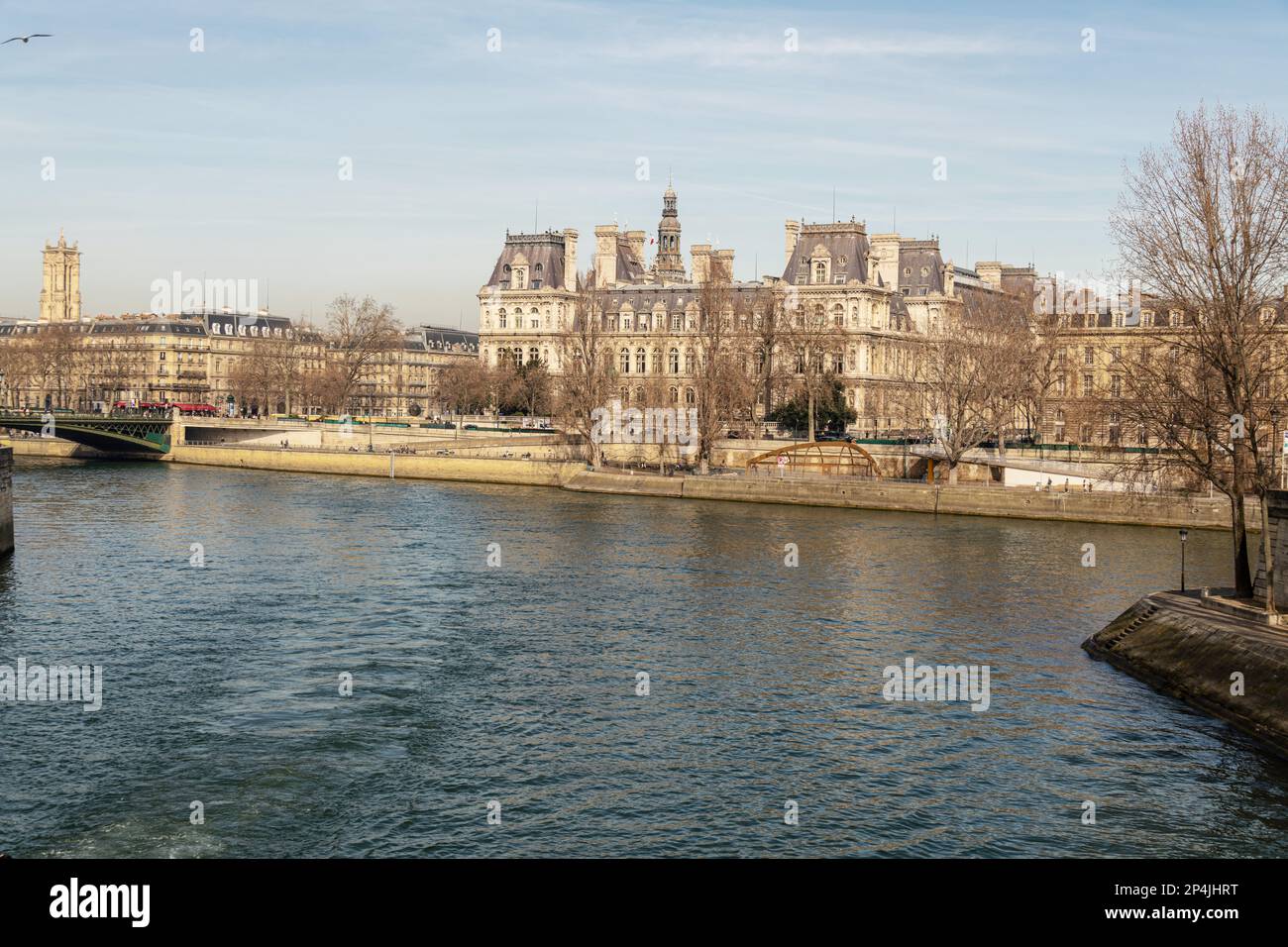 Hôtel de ville dans le 4th arrondissement de Paris, photographié de l'Ile Saint-Louis. Banque D'Images
