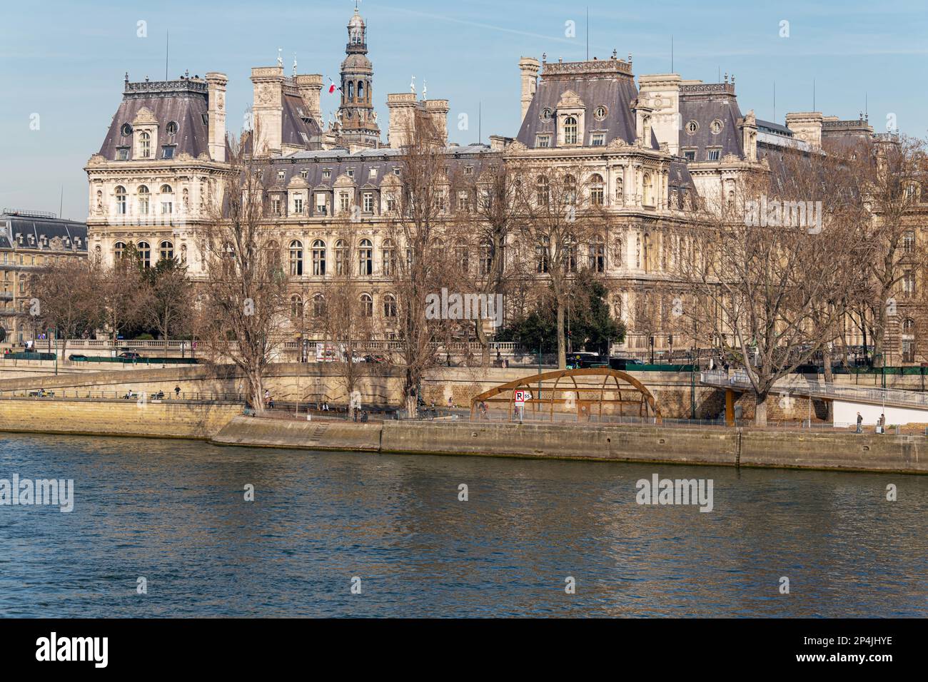 Hôtel de ville dans le 4th arrondissement de Paris, photographié de l'Ile Saint-Louis. Banque D'Images