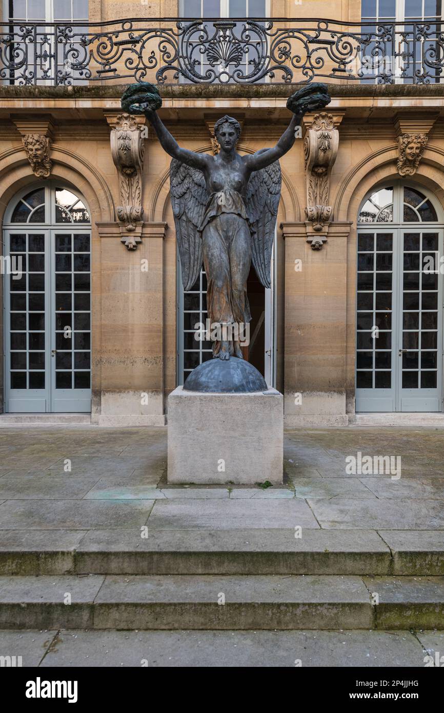 La statue allégorique de la victoire dans la Cour de la victoire au Musée Carnavalet, Paris, France. Banque D'Images