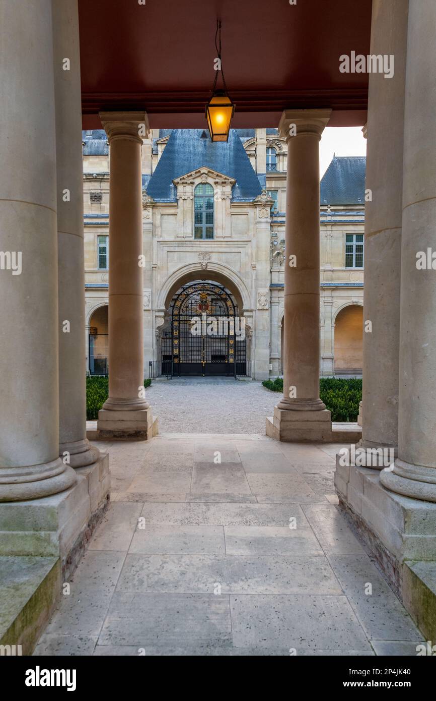 Vue sur l'ancienne porte d'entrée du Musée Carnavalet, Marais, Paris, France. Banque D'Images