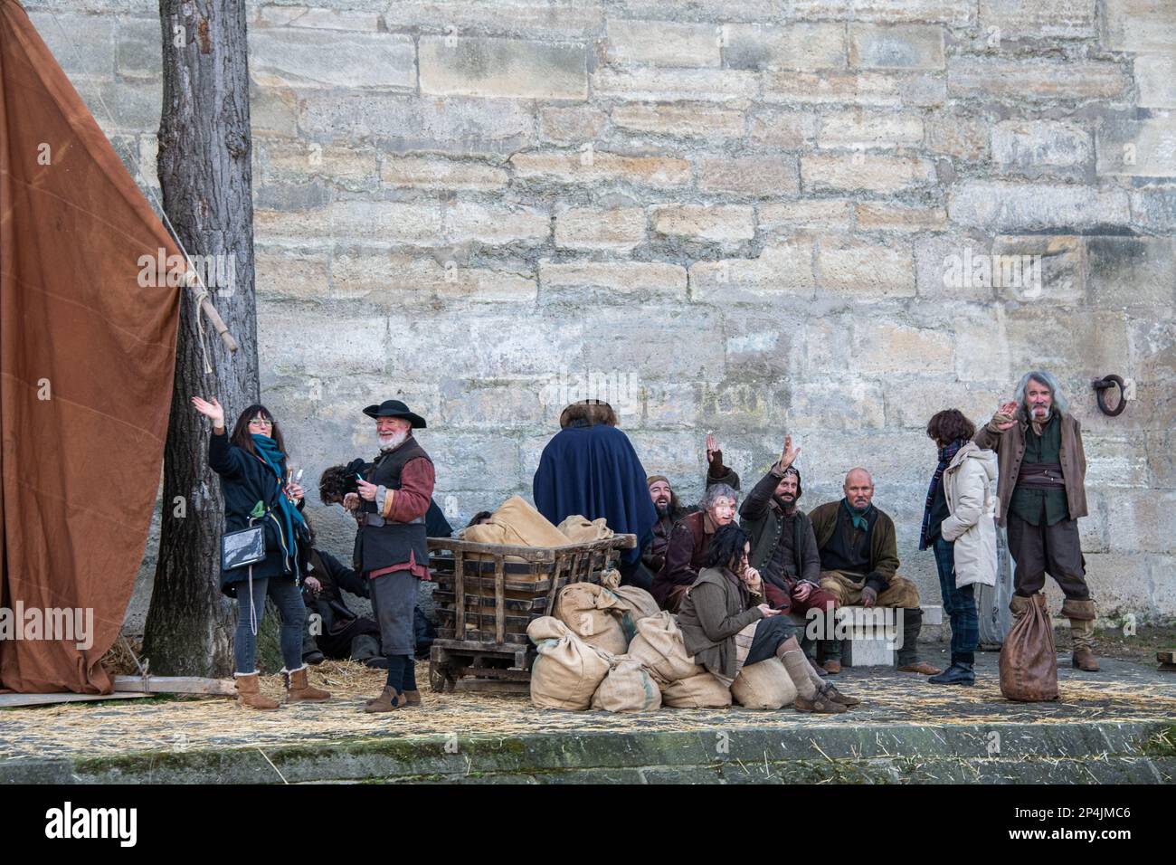 Acteurs en costume médiéval en plein air, à côté de la Seine, à Paris. Banque D'Images