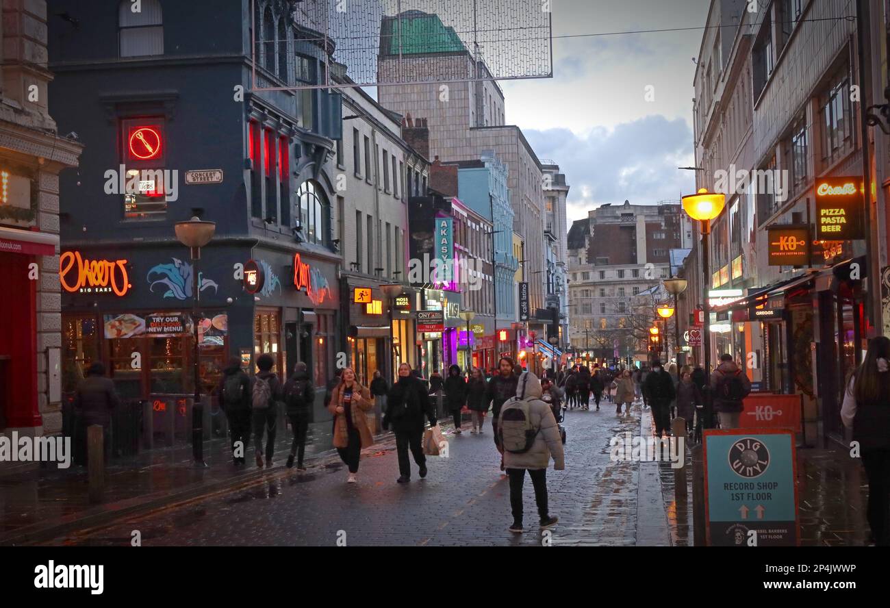 Une rue animée de Bold Street au crépuscule, Liverpool, Merseyside, Angleterre, Royaume-Uni, L1 4EZ - zone de ropewwalks du centre-ville Banque D'Images