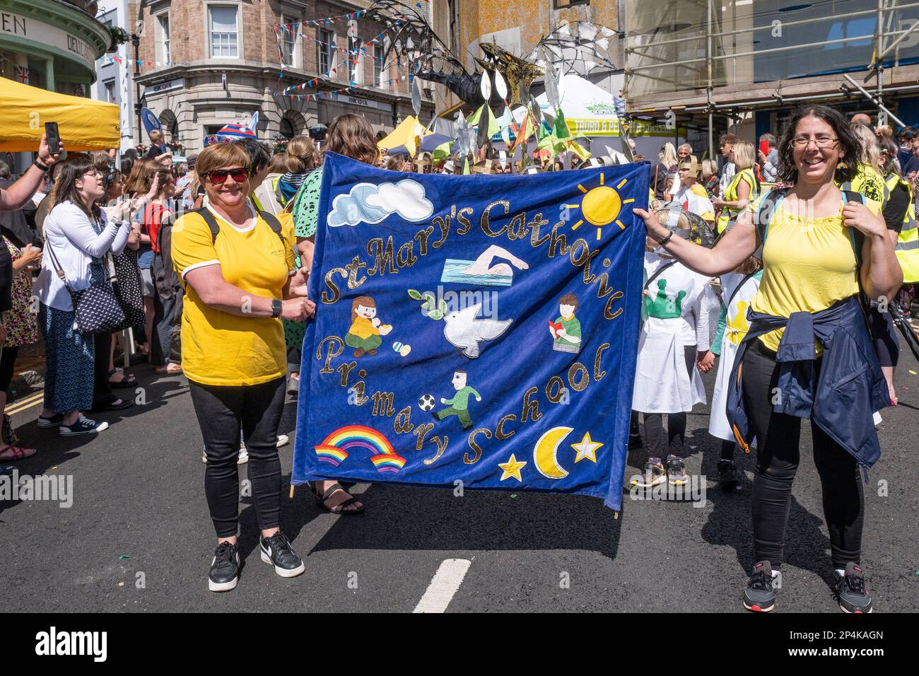 Élèves et personnel de l'école primaire catholique St Mary's lors d'un défilé le jour de Mazey dans le festival du Golowan à Penzance, en Cornouailles, au Royaume-Uni. Banque D'Images