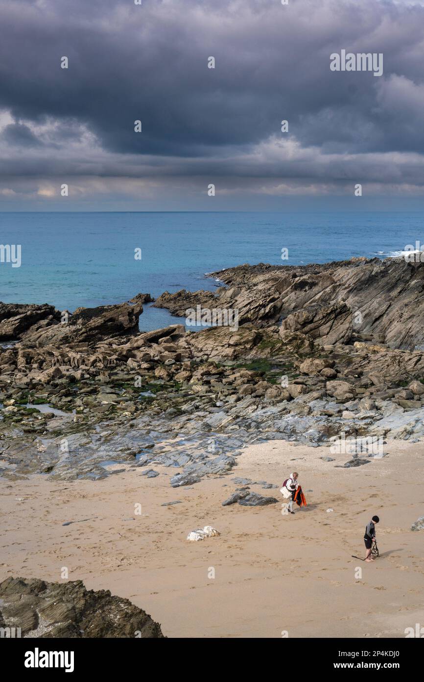 La cueillette de nuages de pluie a isolé Little Fistral petite côte de crique de Newquay dans les Cornouailles au Royaume-Uni. Banque D'Images