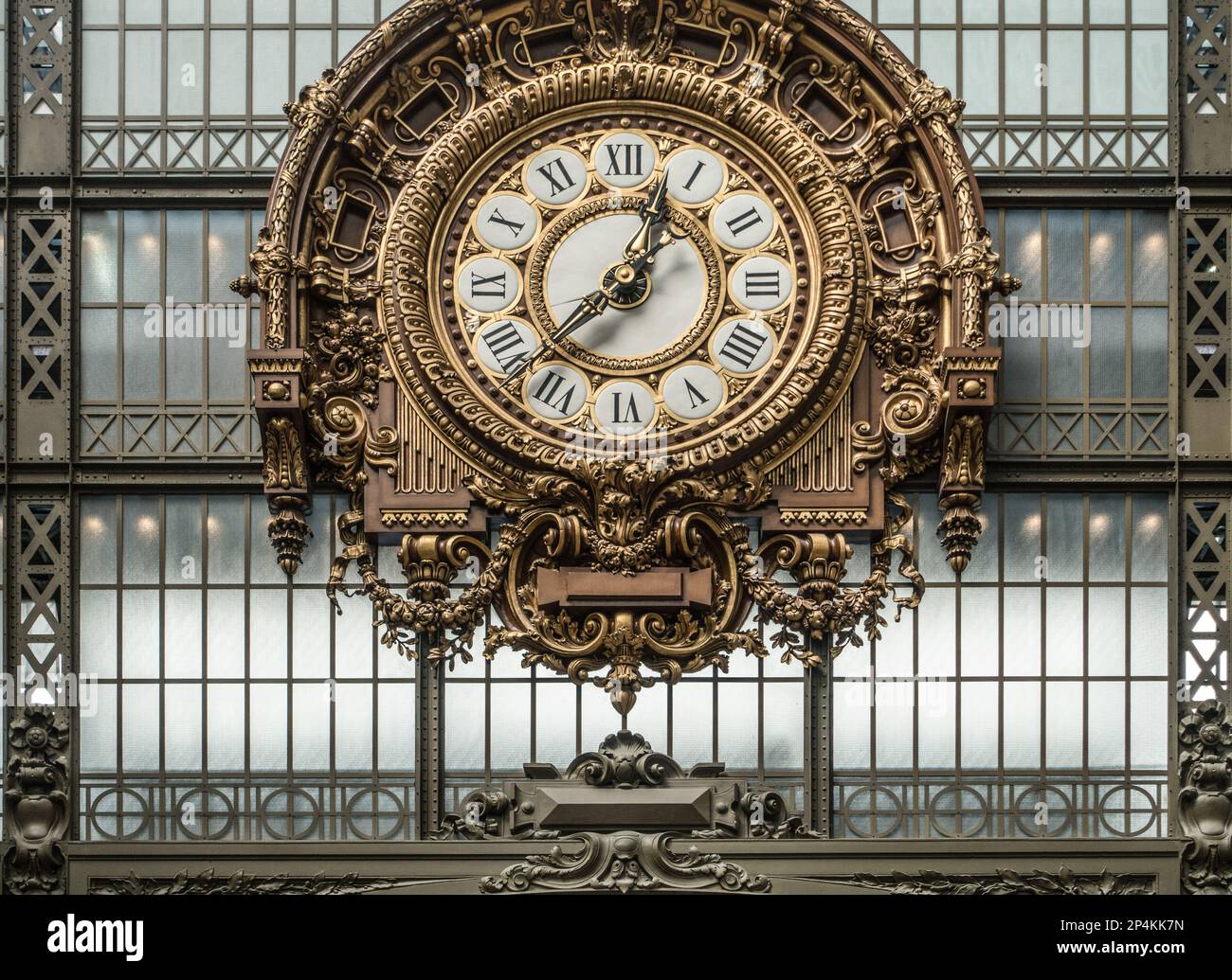 Horloge et fenêtre, Musée d'Orsay, Paris, France Banque D'Images