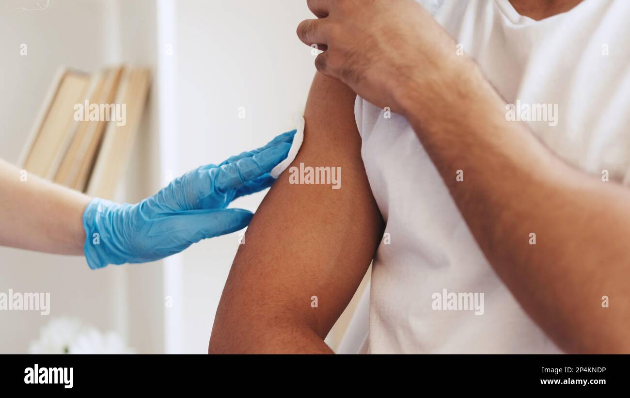 Vaccin antigrippal vaccin inoculation Jab patient épaule Banque D'Images