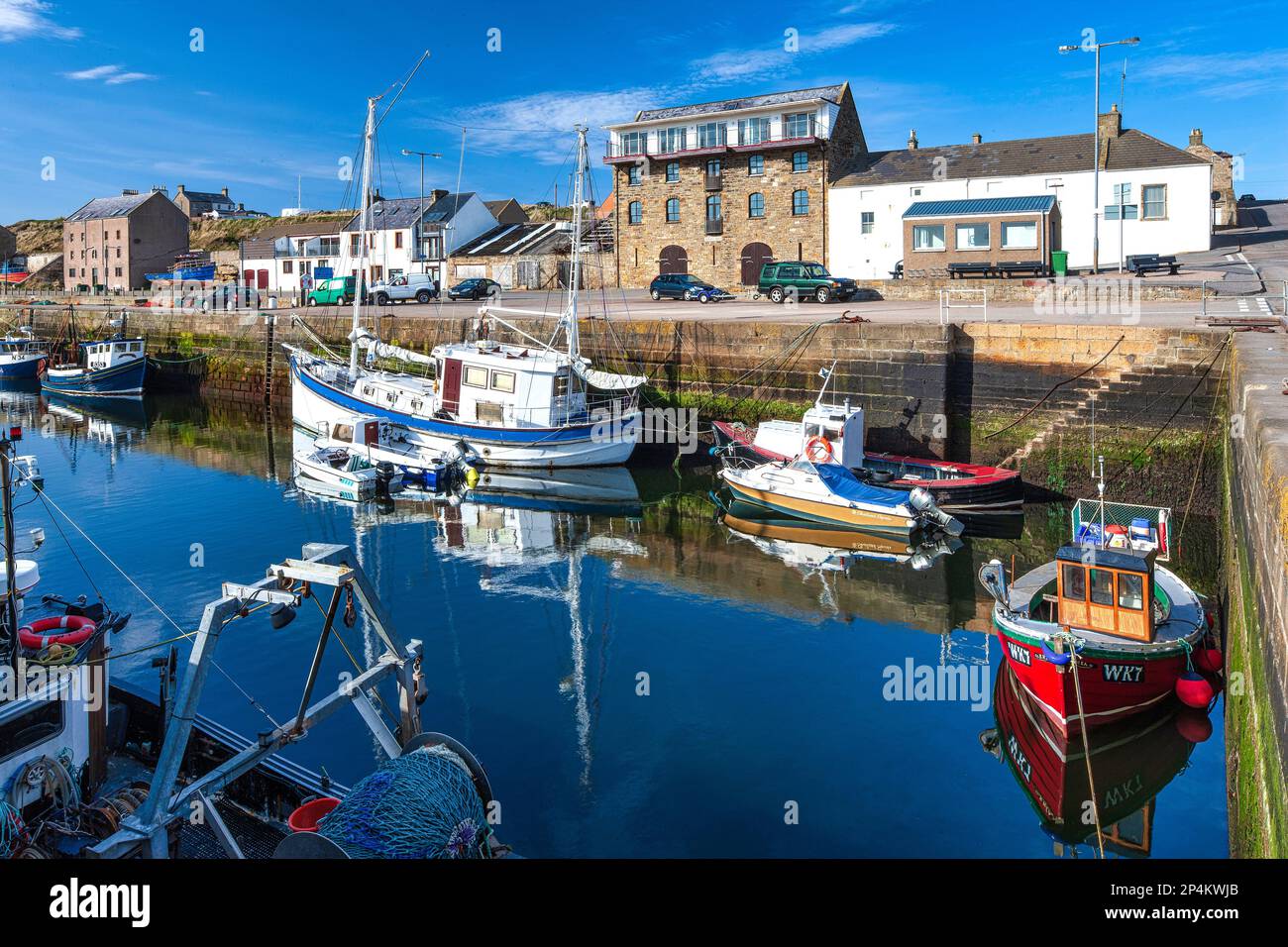Été ensoleillé vue de jour du port de Burghead avec bateaux de pêche amarrés et yachts de plaisance sur le Moray Firth en Écosse Banque D'Images