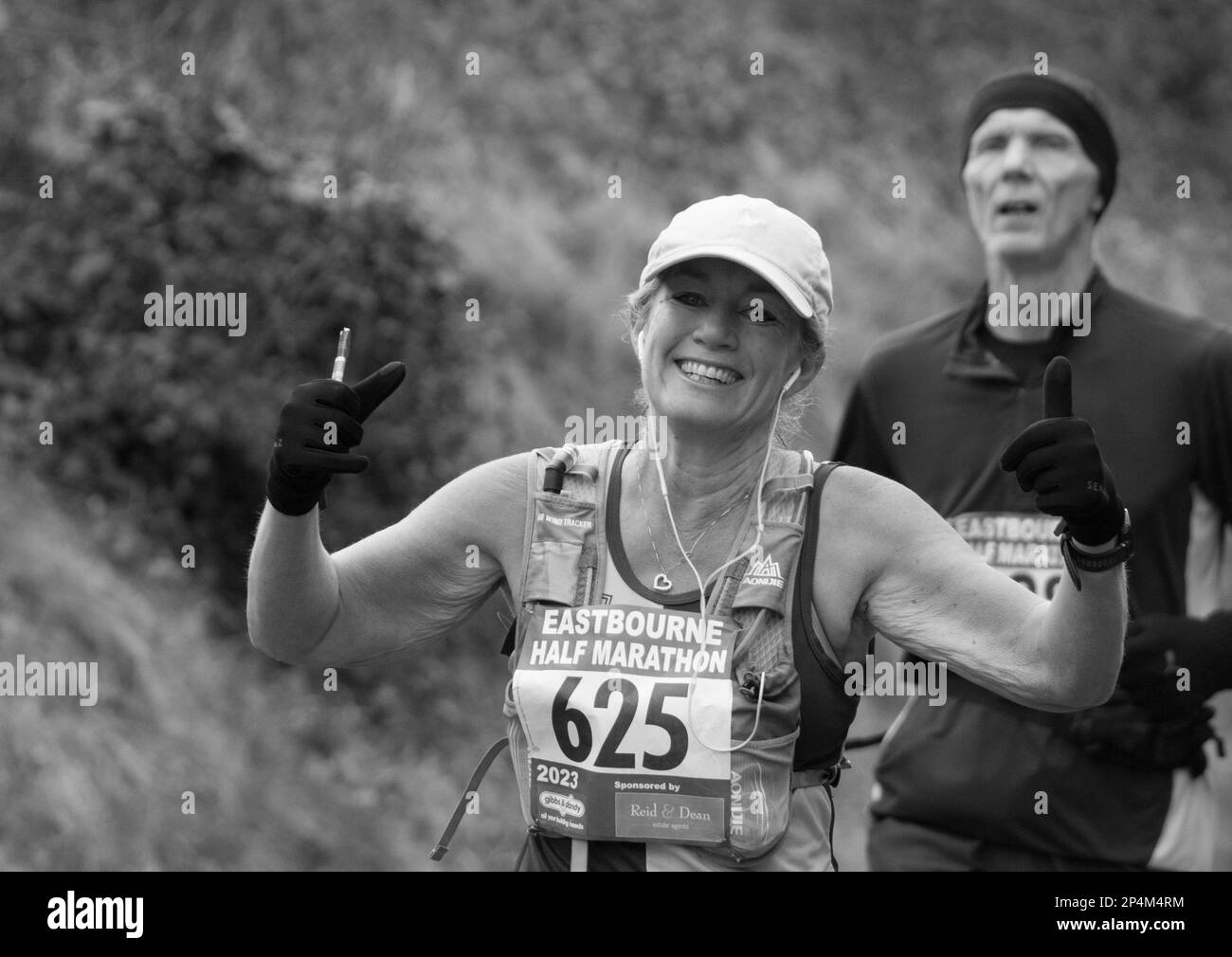 Eastbourne, Royaume-Uni. 5th mars 2023. Les coureurs franchissant le point de 4 miles au semi-marathon d'Eastbourne. Credit: Newspics UK South/Alay Live News Banque D'Images