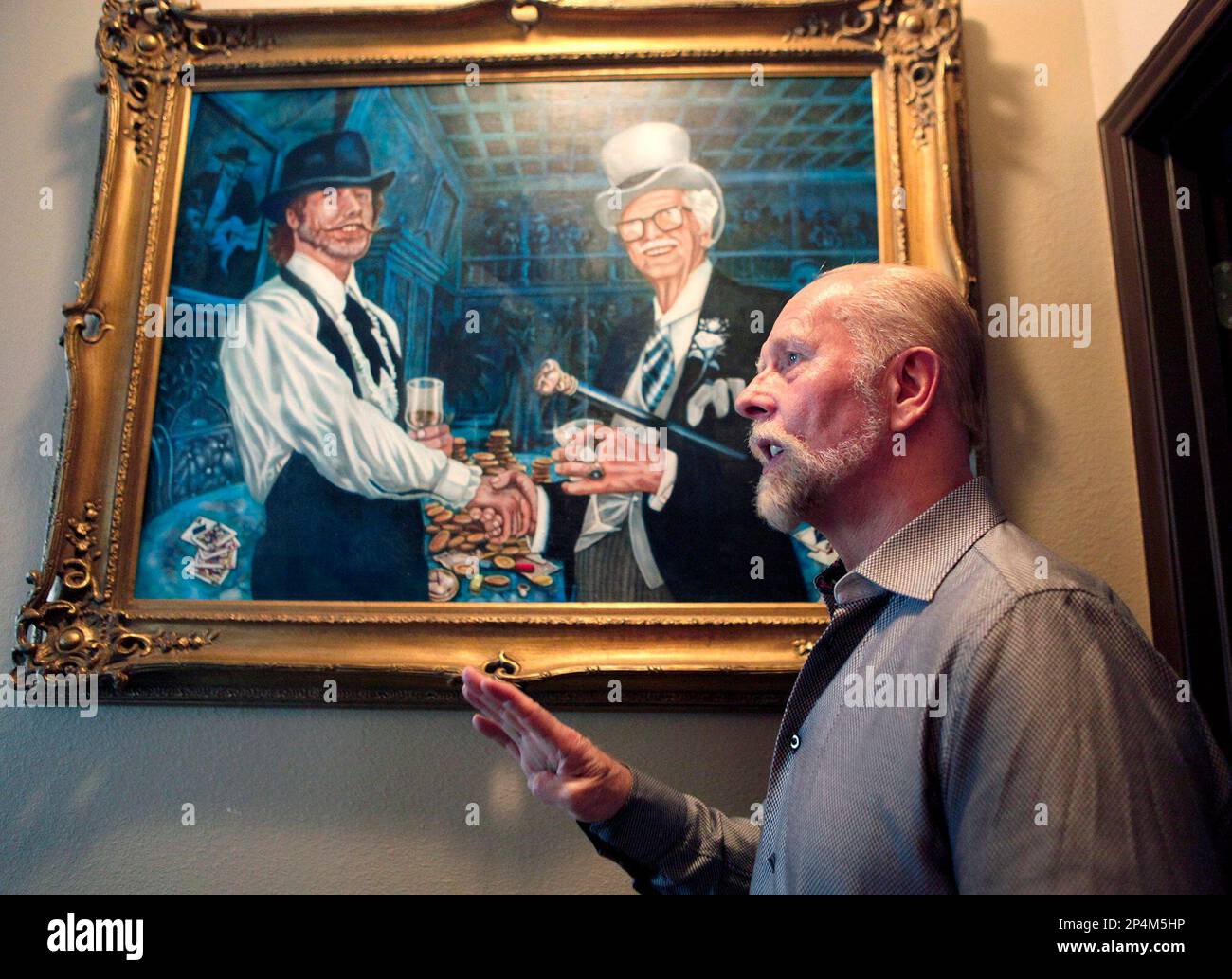 Richard Turner, 59, a card mechanic, also known as a card shark, shows a painting of himself March 7, 2014 when he was 28 years-old with a mentor of his, Dai Vernon. Turner travels the world showing his skills with playing cards. Turner, who is blind, has practiced with playing cards for over 135,000 hours and started getting interested in cards when he was 7 years-old. (AP Photo/San Antonio Express-News, Cynthia Esparza) Banque D'Images