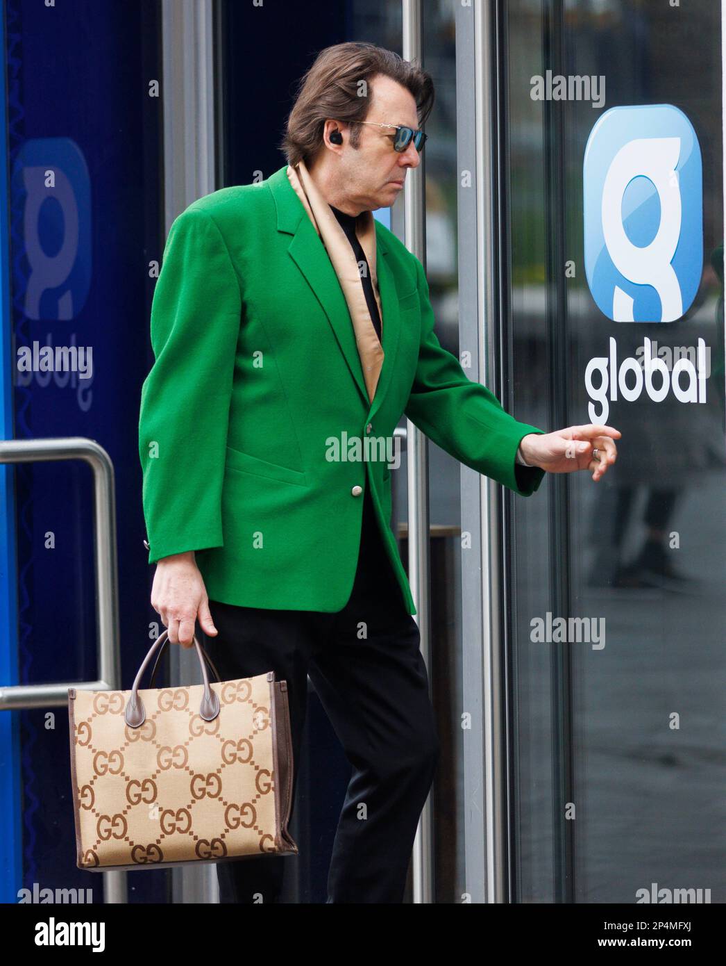 Londres, Royaume-Uni. 6th mars 2023. Jonathan Ross arrive à Global radio à Leicester Square. Jonathan Ross rejoint Global en tant que nouvel hôte du programme de musique de film de Classic FM samedi soir aux films. L'ancien critique de cinéma présentera chaque samedi de 7pm à partir de ce week-end avec un spécial Oscars, car il présente la musique de certains des films en vedette lors des Academy Awards 95th de ce week-end. Crédit : Mark Thomas/Alay Live News Banque D'Images