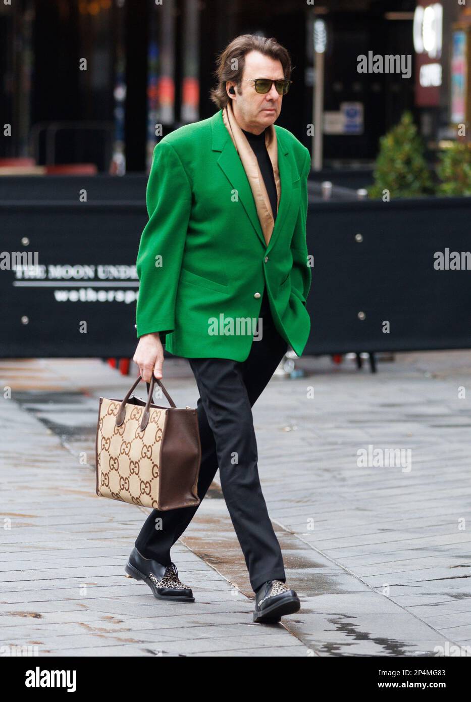 Londres, Royaume-Uni. 6th mars 2023. Jonathan Ross arrive à Global radio à Leicester Square. Jonathan Ross rejoint Global en tant que nouvel hôte du programme de musique de film de Classic FM samedi soir aux films. L'ancien critique de cinéma présentera chaque samedi de 7pm à partir de ce week-end avec un spécial Oscars, car il présente la musique de certains des films en vedette lors des Academy Awards 95th de ce week-end. Crédit : Mark Thomas/Alay Live News Banque D'Images