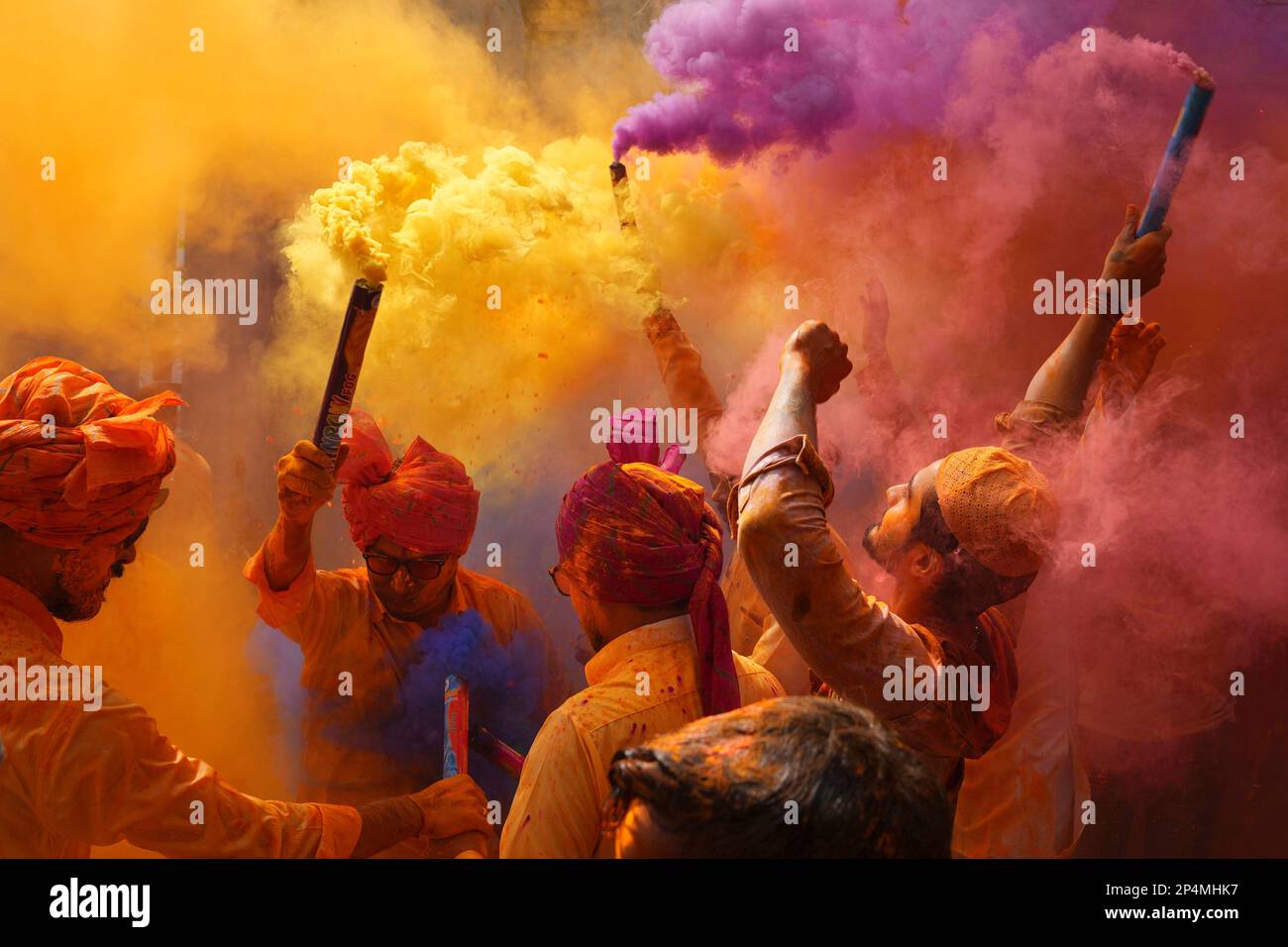 People sing, dance and throw colors at each other to celebrate Holi festival in Hyderabad, India, Monday, March 6, 2023. The festival will be observed on March 8, but the festivities starts almost a week in advance. It is celebrated across India to welcome good harvests, warm weather, and the defeat of evil. (AP Photo/Mahesh Kumar A.) Banque D'Images