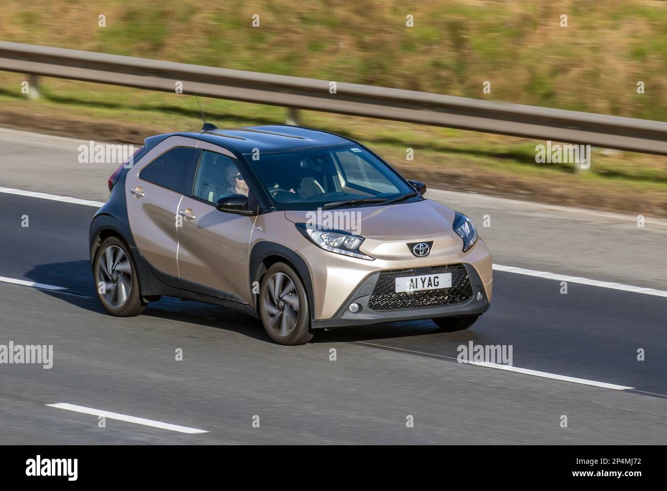 2022 beige Toyota Aygo X Edge VVT-I, Hatchback Pétrol 998 cm3 ; sur l'autoroute M61, Royaume-Uni Banque D'Images