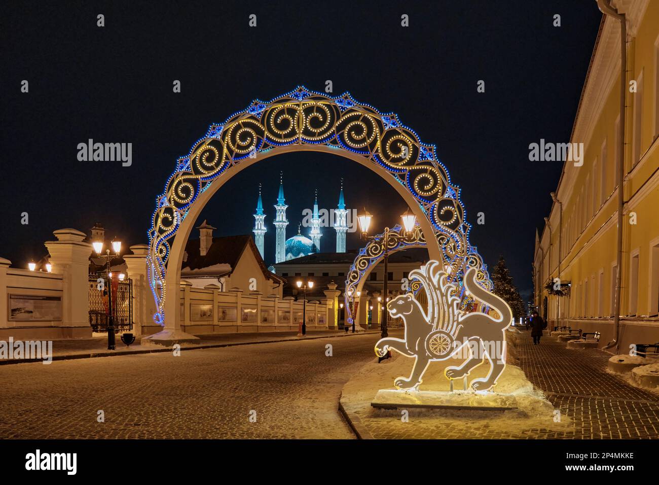 Rue du Kremlin dans le Kremlin de Kazan, Kazan, Russie. Décoré avec des arcs lumineux avec motif pour les vacances de Noël et du nouvel an. Symbole de Kazan i Banque D'Images