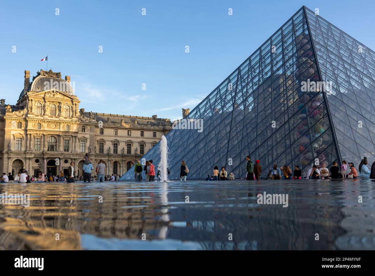Musée du Louvre. Les touristes marchent sur la place du Musée du Louvre. Banque D'Images