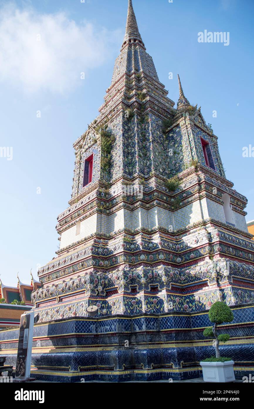 Phra Maha Chedi si Rajakarn et son stupéfiant stupa à Wat Pho, Bangkok. Ces stupas ont été créés pour honorer les premiers rois de Chakri Banque D'Images