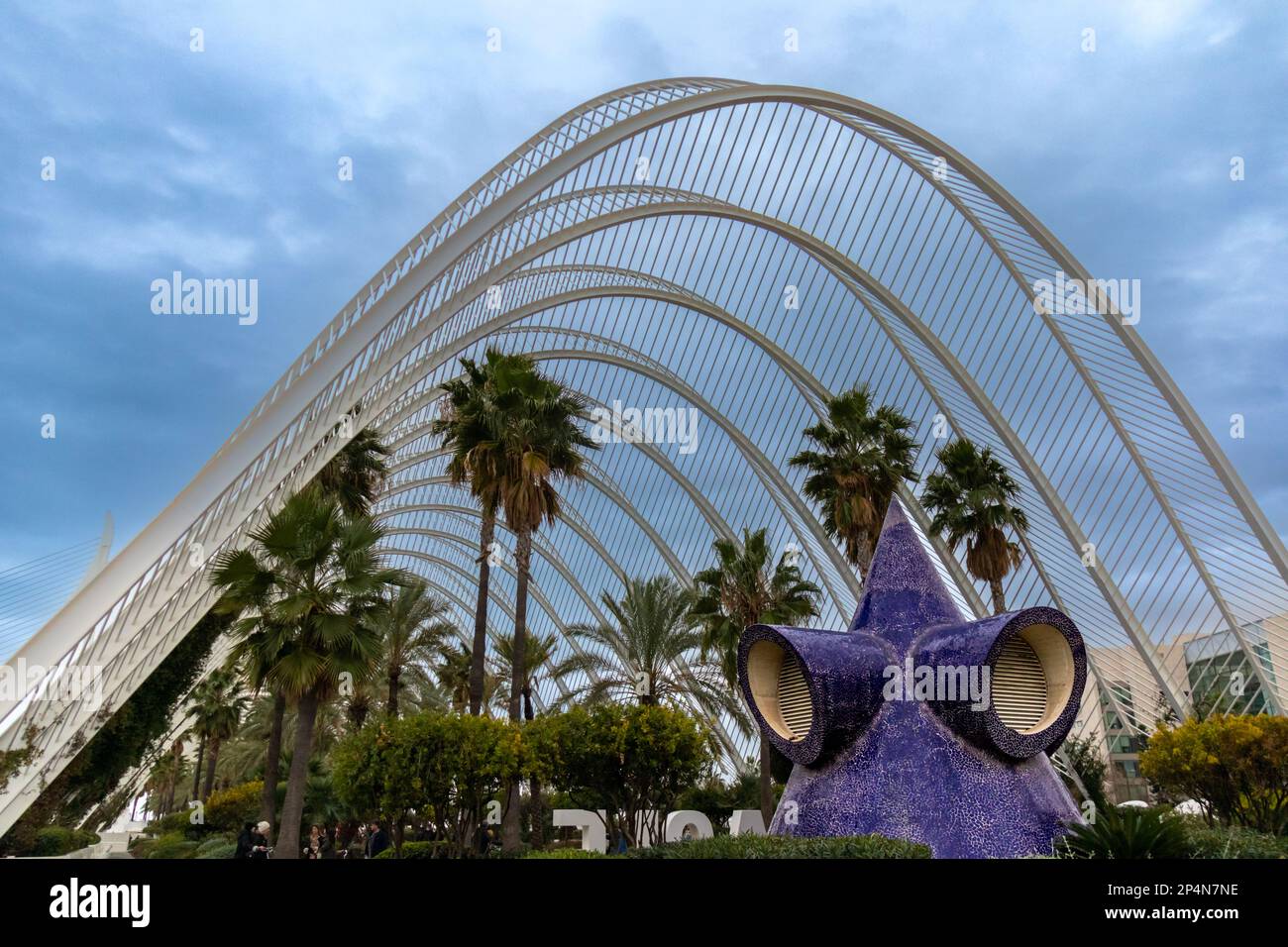 El paseo con palmeras en la Ciudad de las artes y las ciencias, Valencia, España Banque D'Images