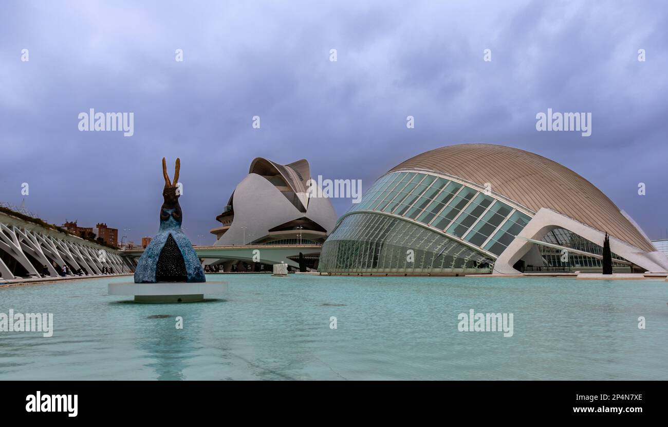 Vista panorámica de la Ciudad de las artes y las ciencias, un complejo moderno-cultural científico con sus sorprendentes edificios. Valence, Espagne Banque D'Images