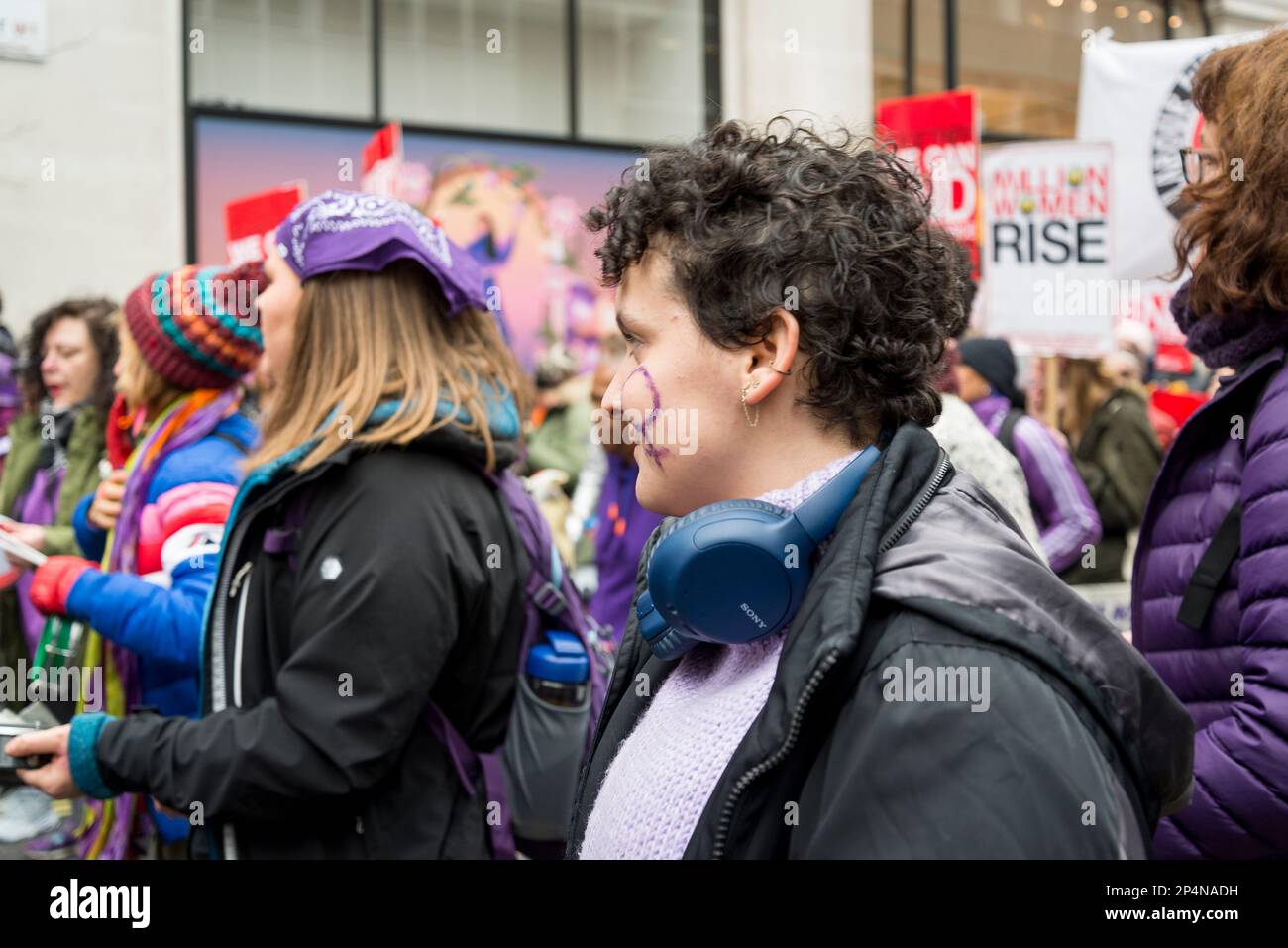 Femme avec le signe violet des femmes sur son visage, 'Million Women Rise' marche annuelle contre la violence contre les femmes, Londres, Royaume-Uni 04/03/2023 Banque D'Images