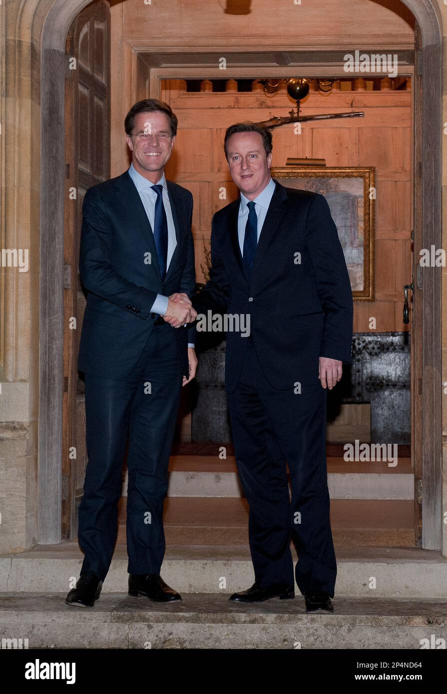 British Prime Minister David Cameron, right, shakes hands with the Prime Minister of the Netherlands Mark Rutte on the steps of Chequers in Buckinghamshire, England, Friday, Feb. 21, 2014. The two leaders met to discuss EU climate policy and priorities for the next European Commision. (AP Photo/Will Oliver, pool) Banque D'Images