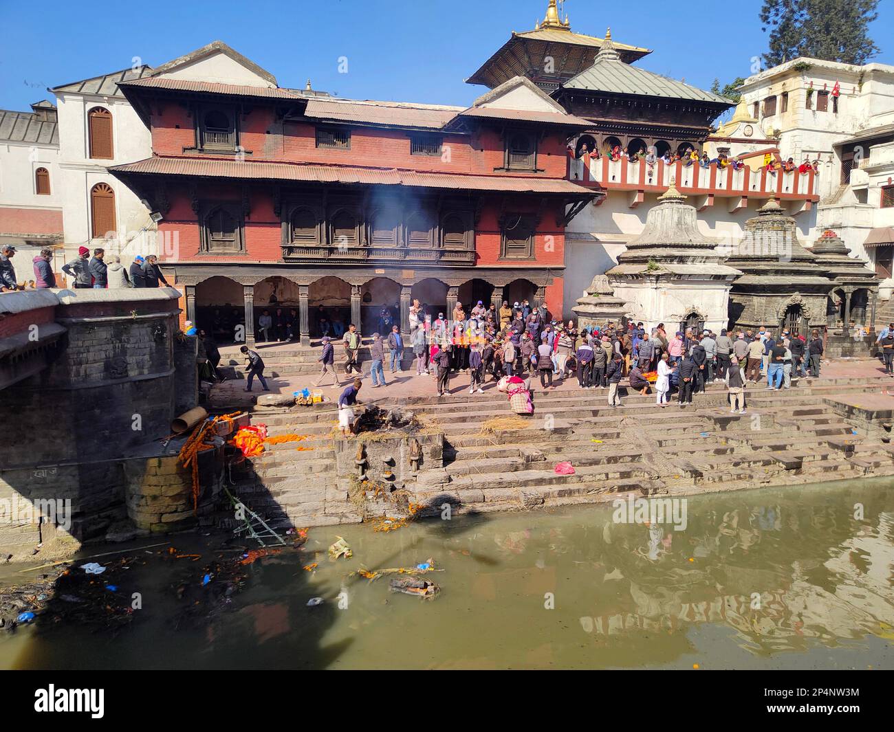 1 décembre 2022, Katmandou, Népal, le rituel hindou de la crémation dans le temple de Pashupatinath. Banque D'Images
