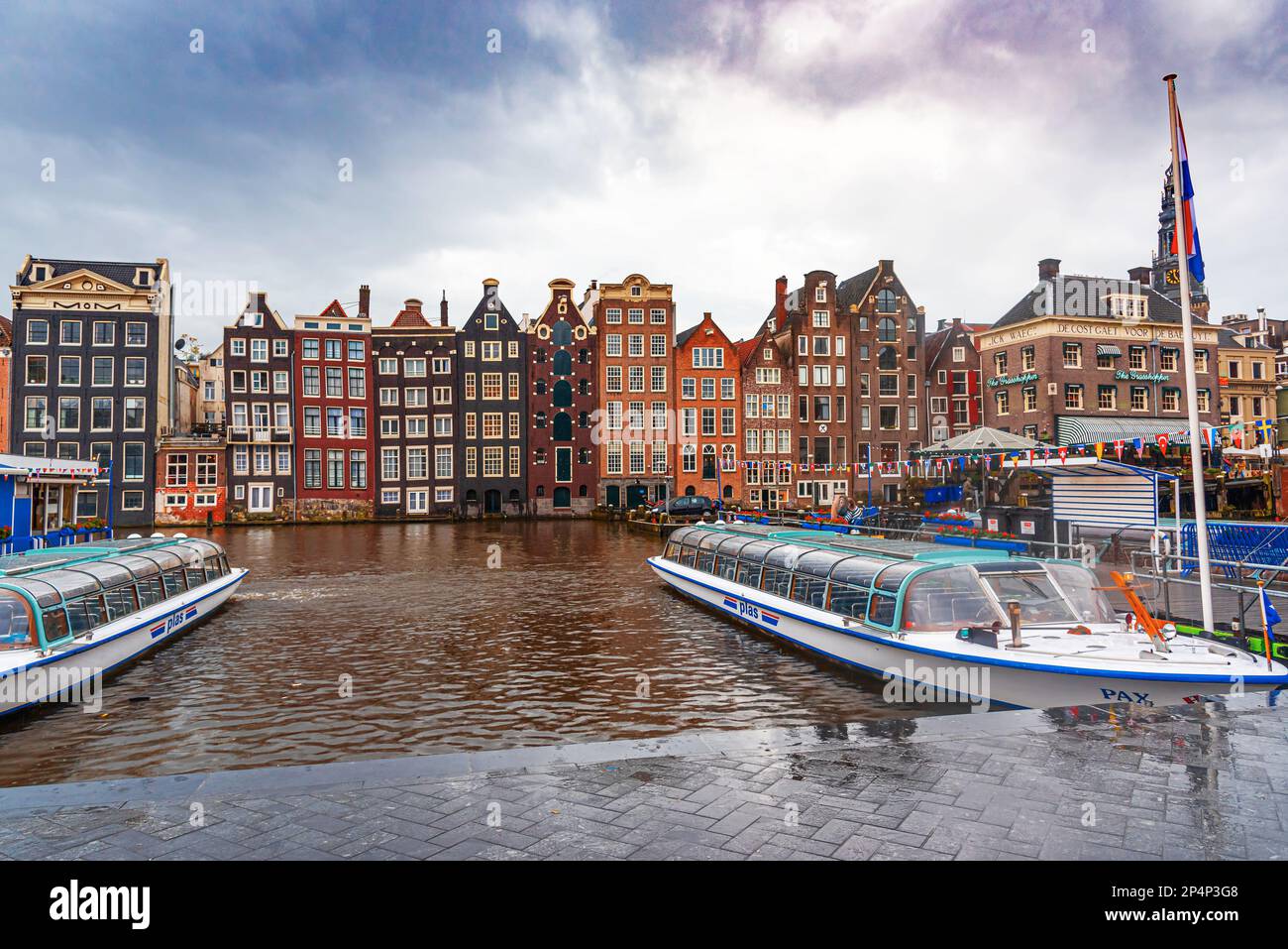 Rederij Plas est une compagnie de bateaux basée à Amsterdam qui propose des excursions et des croisières privées à travers les canaux de la ville. Banque D'Images