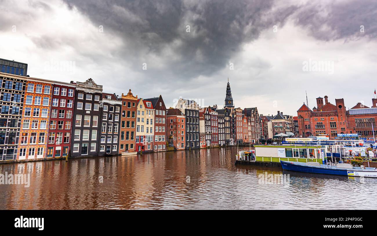 Rederij Plas est une compagnie de bateaux basée à Amsterdam qui propose des excursions et des croisières privées à travers les canaux de la ville. Banque D'Images