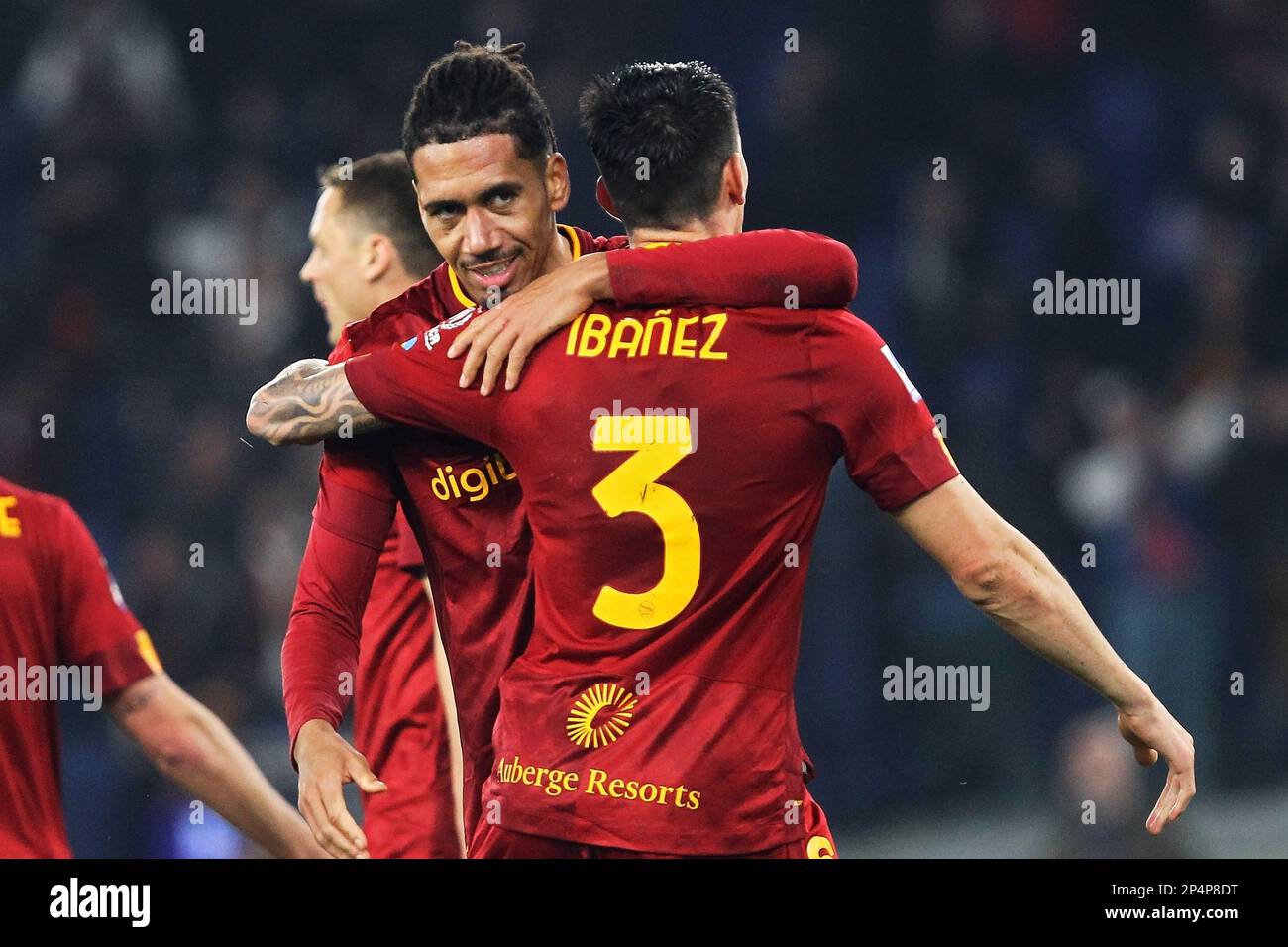 Roger Ibanez (R) et Chris Smalling (L) de Roma célèbrent la victoire à la fin du championnat italien Serie Un match de football entre AS Roma et Juventus FC sur 5 mars 2023 au Stadio Olimpico à Rome, Italie - photo: Federico Proietti/DPPI/LiveMedia Banque D'Images