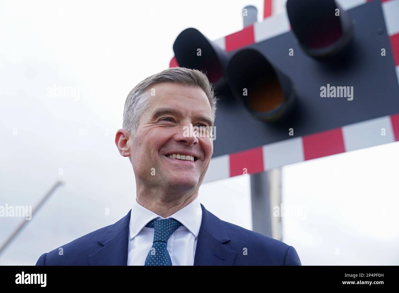 Le secrétaire aux Transports, Mark Harper, lors d'une visite au passage à niveau de Newsham, près de Blyth, dans le Northumberland, pour annoncer que des services réguliers de train reviendront à la ligne de Northumberland entre Newcastle et Ashington à l'été 2024 après sa fermeture aux passagers en 1960s. On s'attendait auparavant à ce que la route rouvre d'ici la fin de l'année. Date de la photo: Lundi 6 mars 2023. Banque D'Images