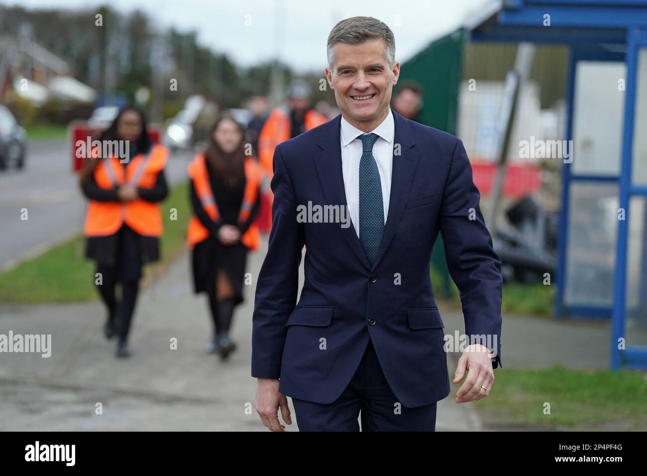 Le secrétaire aux Transports, Mark Harper, lors d'une visite au passage à niveau de Newsham, près de Blyth, dans le Northumberland, pour annoncer que des services réguliers de train reviendront à la ligne de Northumberland entre Newcastle et Ashington à l'été 2024 après sa fermeture aux passagers en 1960s. On s'attendait auparavant à ce que la route rouvre d'ici la fin de l'année. Date de la photo: Lundi 6 mars 2023. Banque D'Images