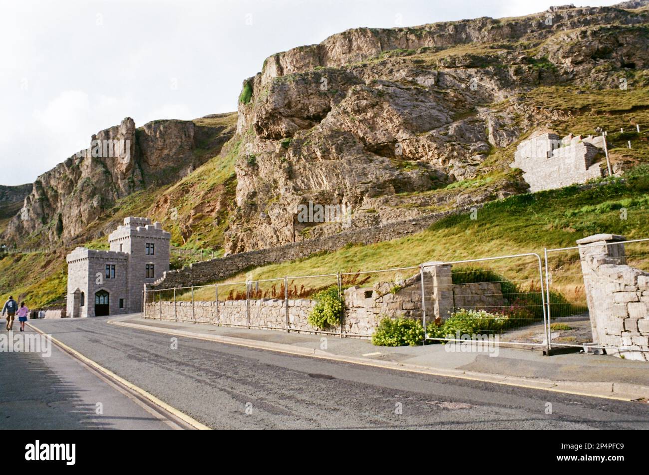 Une vieille forteresse près de Llandudno, au nord du pays de Galles, se prélasse sous la lumière du soleil lors d'une journée d'été ensoleillée en 2014 Banque D'Images