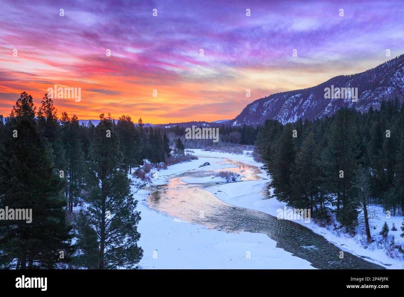lever de soleil en hiver sur la rivière blackfoot près d'ovando, montana Banque D'Images