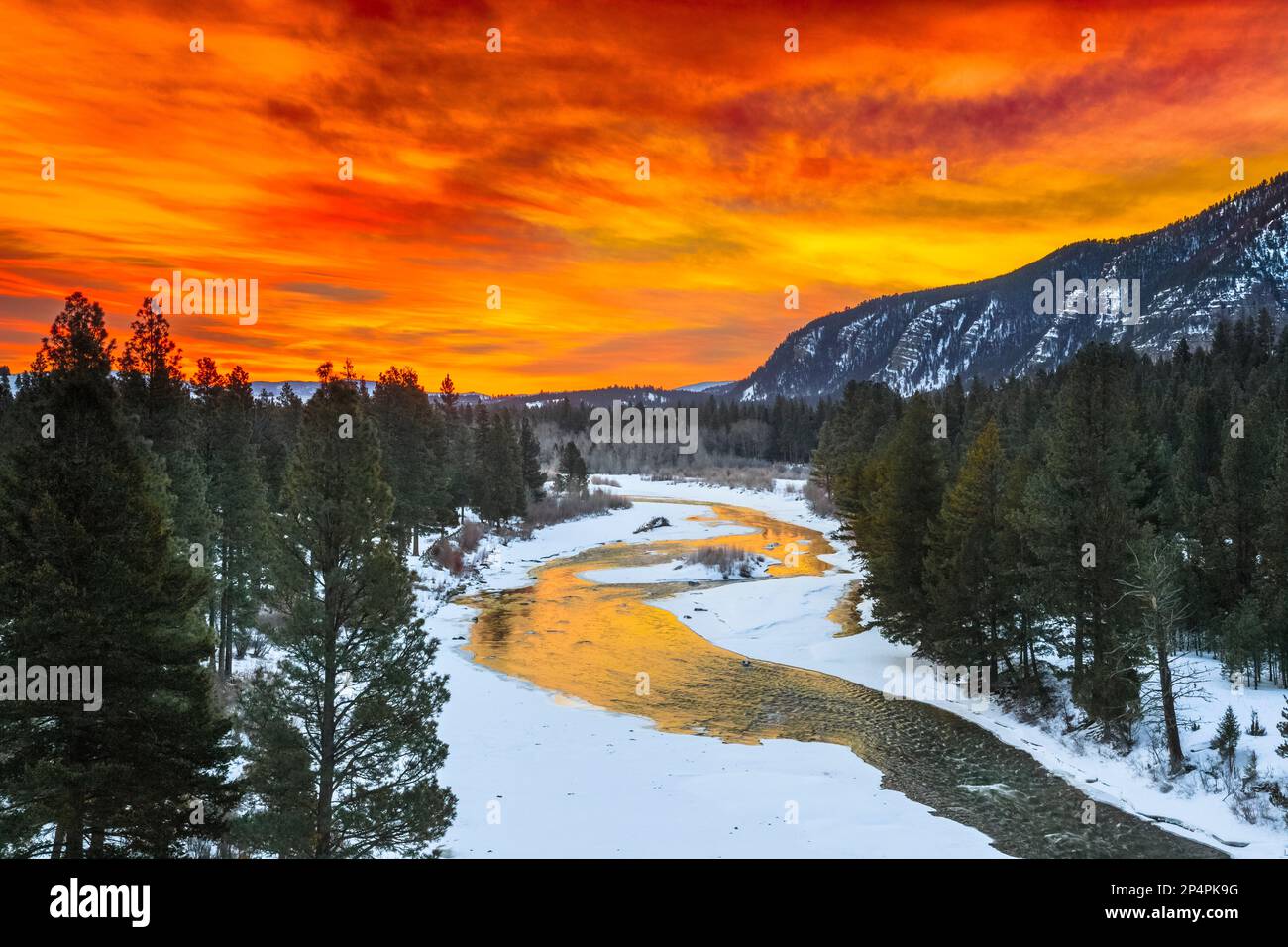 lever de soleil en hiver sur la rivière blackfoot près d'ovando, montana Banque D'Images