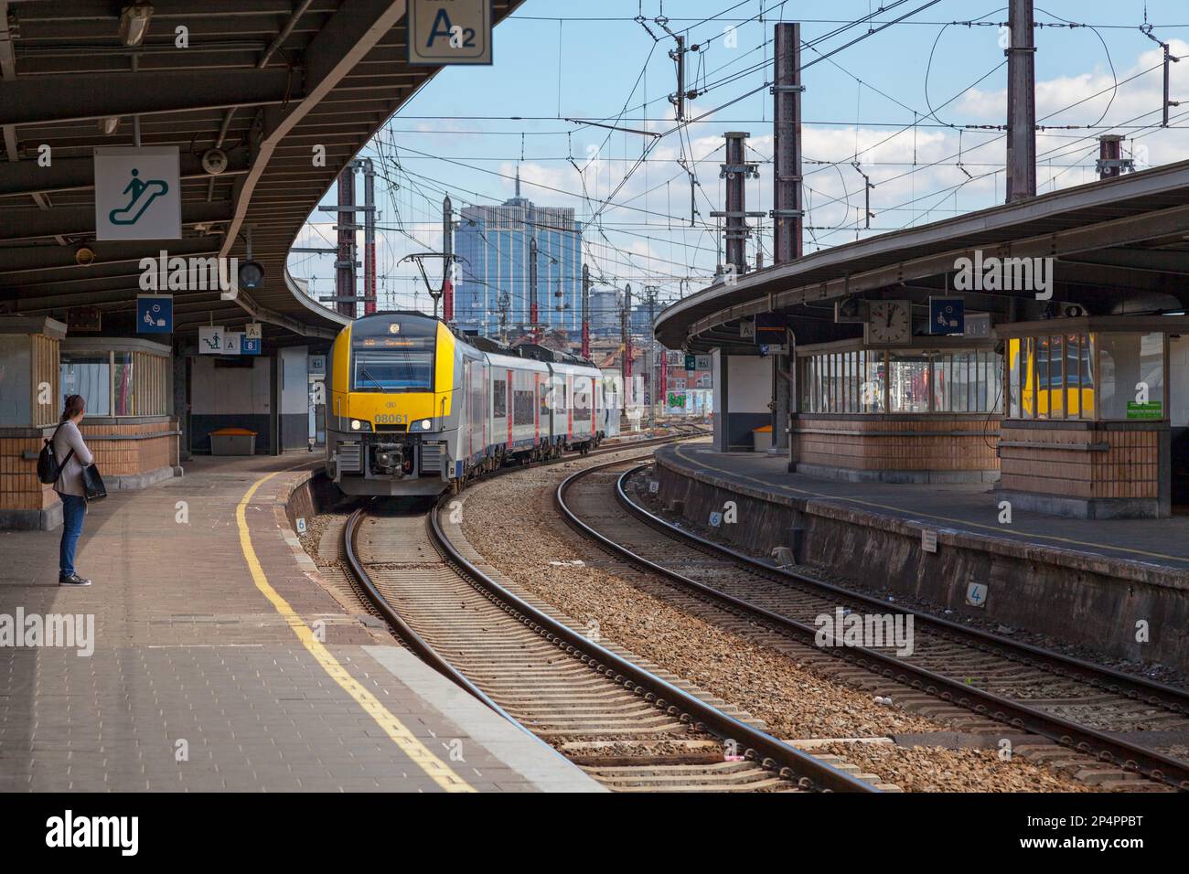 Bruxelles, Belgique - 02 juillet 2019: Train Desiro Siemens opétaté par la SNCB arrivant à la gare Bruxelles-Sud (Français: Gare de Bruxelles- Banque D'Images