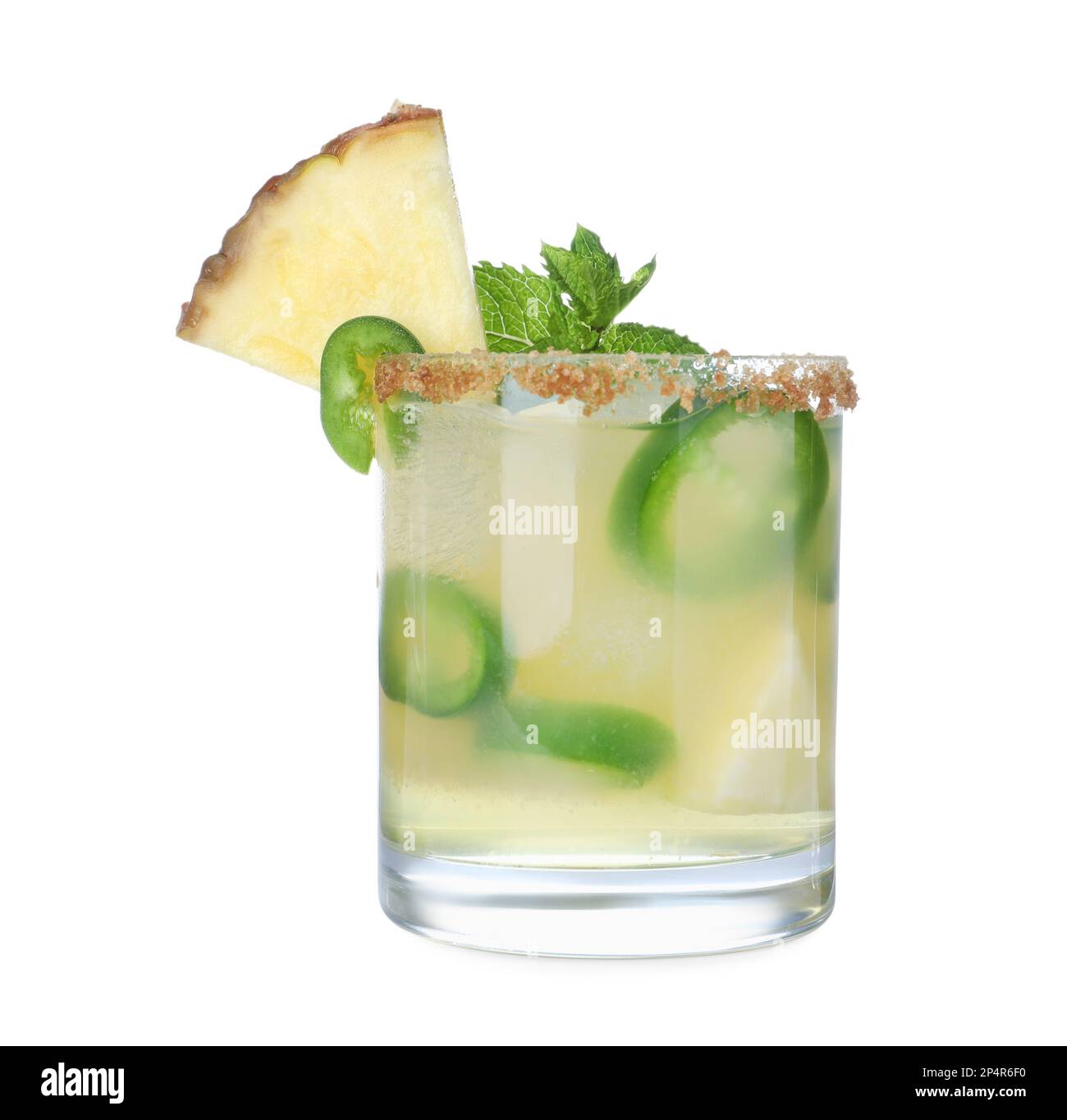 Cocktail épicé d'ananas avec jalapeno et menthe isolée sur blanc Banque D'Images